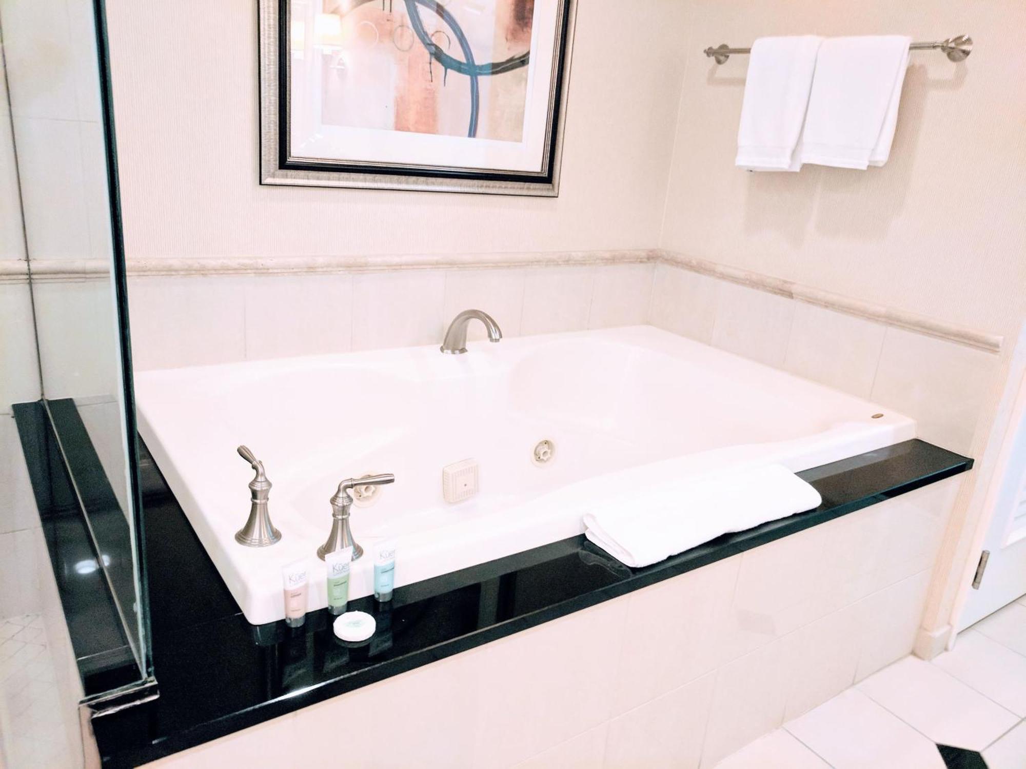 Strip & Sphere View - Separate Living - 2 Full Bath - Full Kitchen - Balcony - 900 Sqft - Mgm Signature Aparthotel