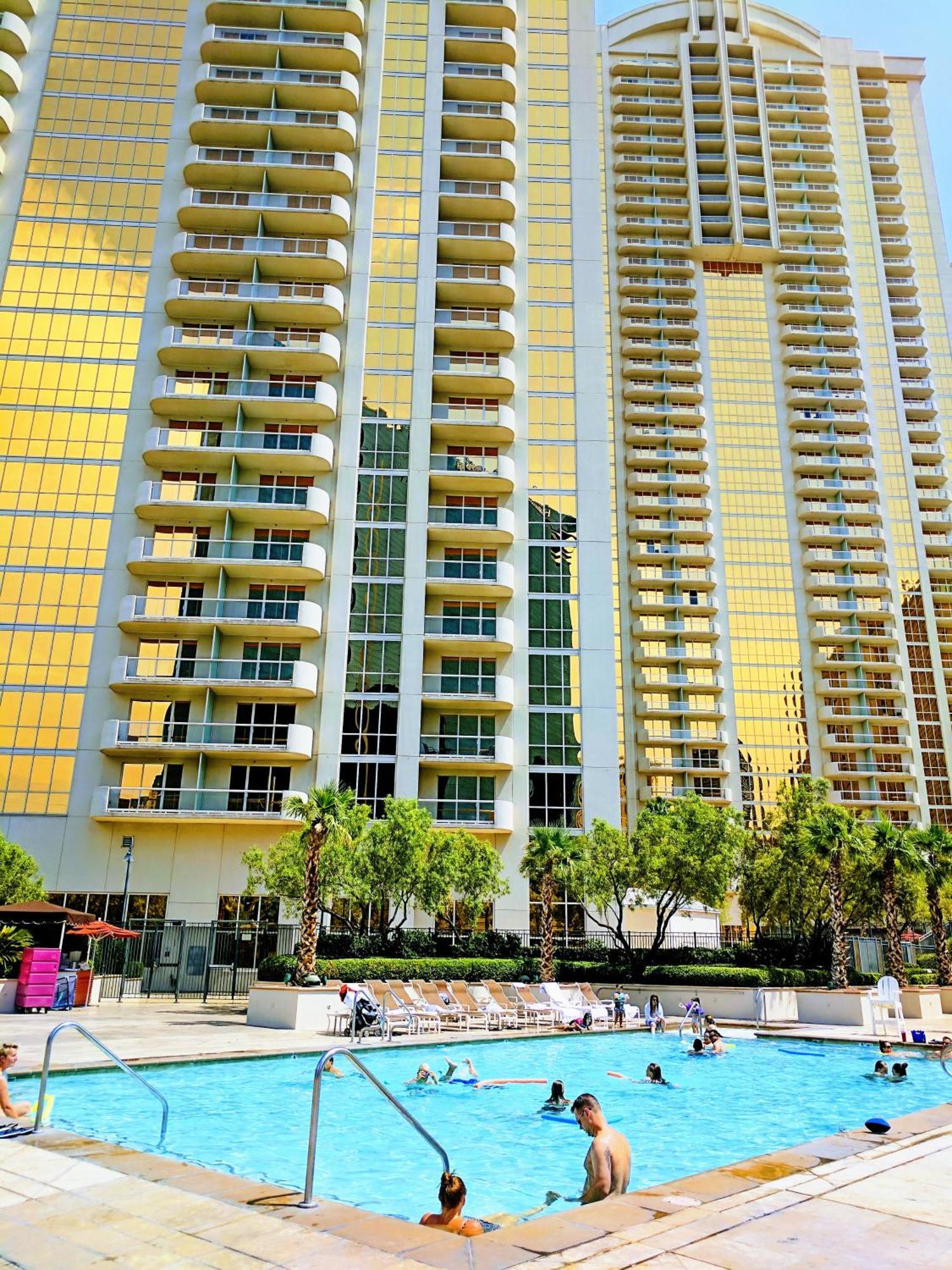Strip & Sphere View - Separate Living - 2 Full Bath - Full Kitchen - Balcony - 900 Sqft - Mgm Signature Aparthotel Las Vegas
