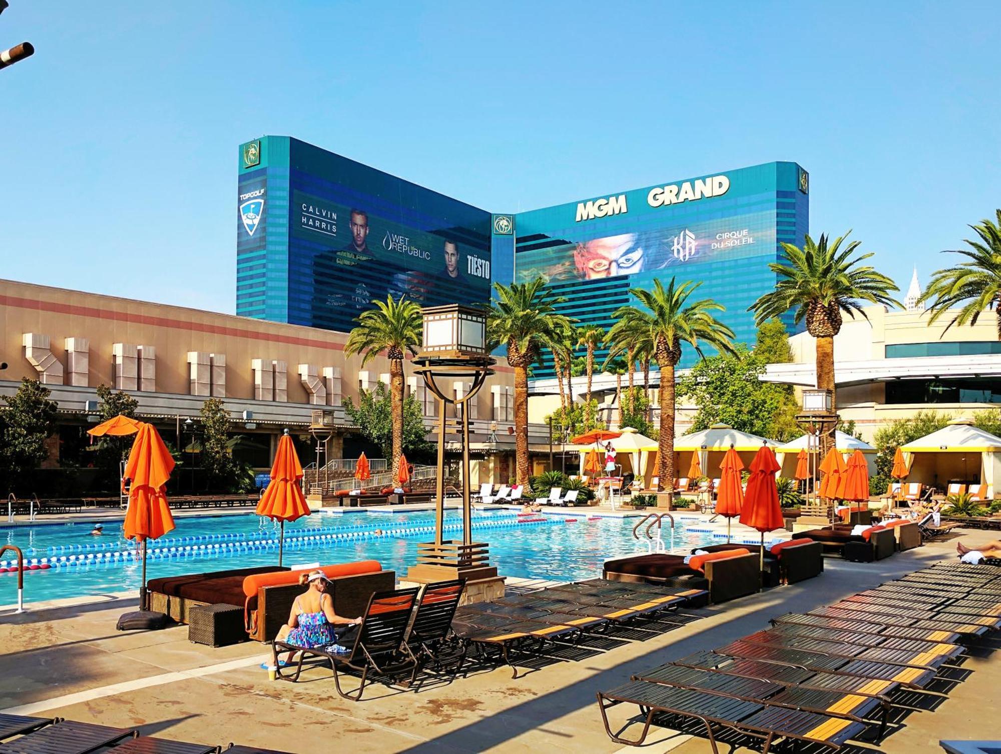 Strip & Sphere View - Separate Living - 2 Full Bath - Full Kitchen - Balcony - 900 Sqft - Mgm Signature Aparthotel