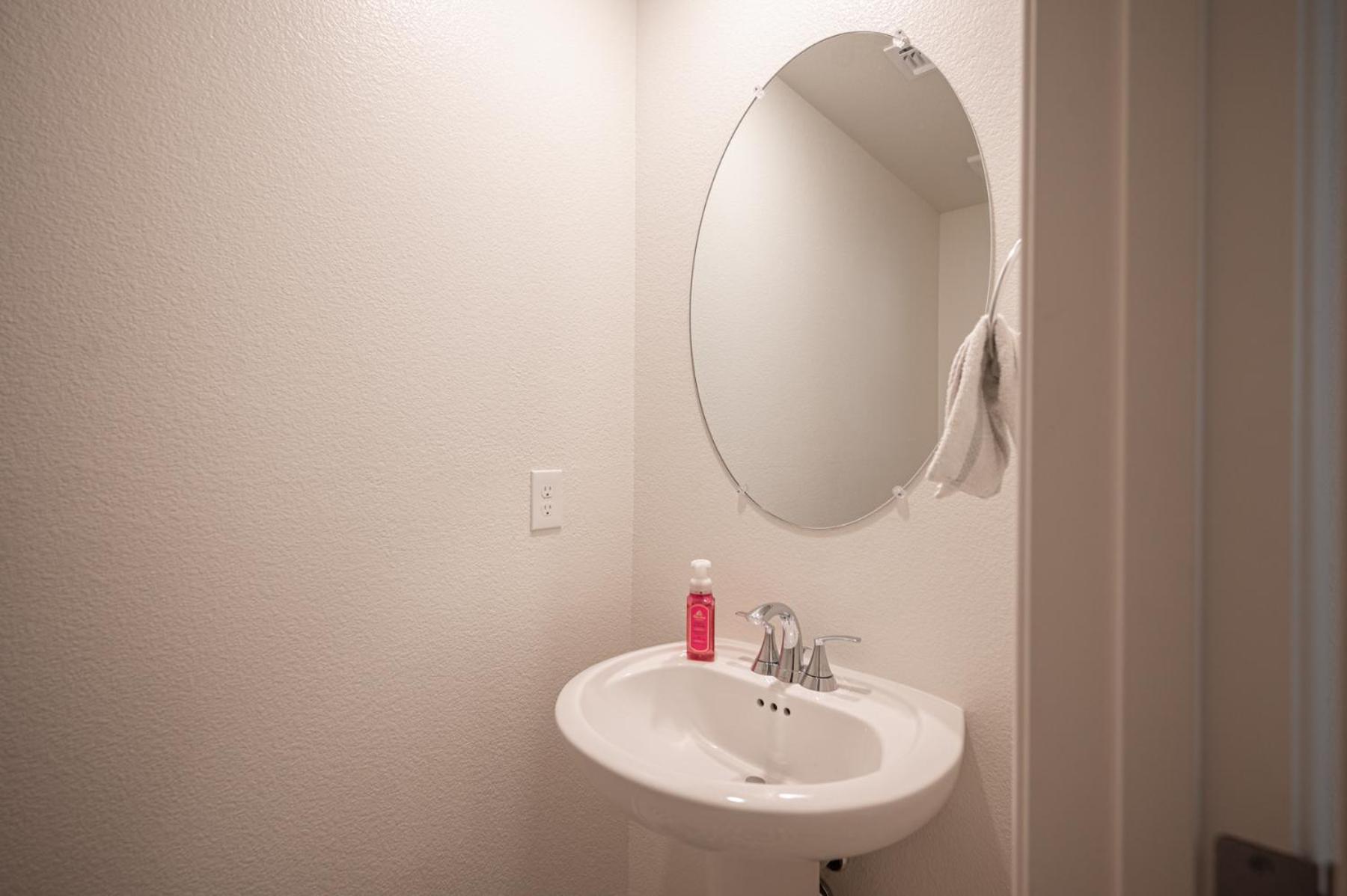 Beautiful Brand New 2 Bedroom Vegas Home! Fits 12 Or More,15-20 Minutes From Lv Strip