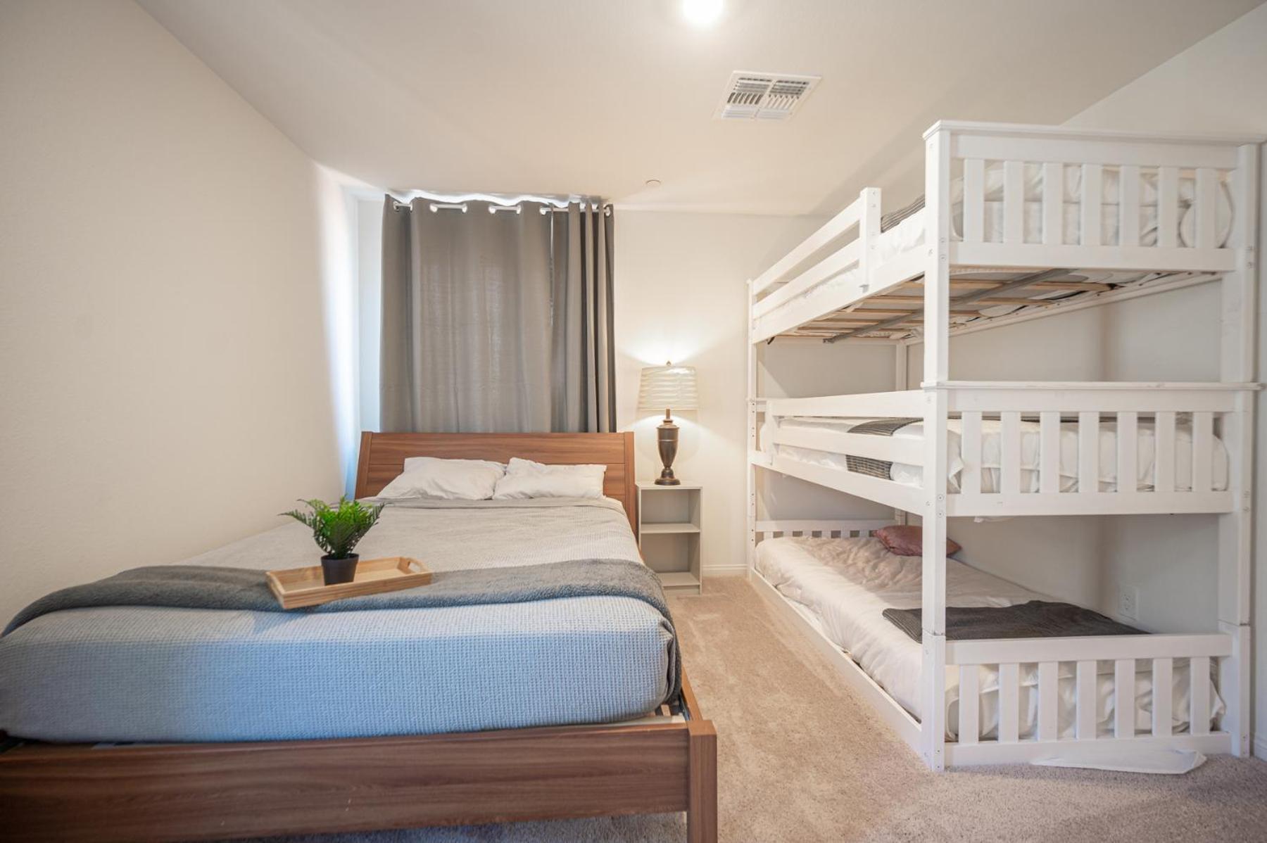 Beautiful Brand New 2 Bedroom Vegas Home! Fits 12 Or More,15-20 Minutes From Lv Strip Las Vegas