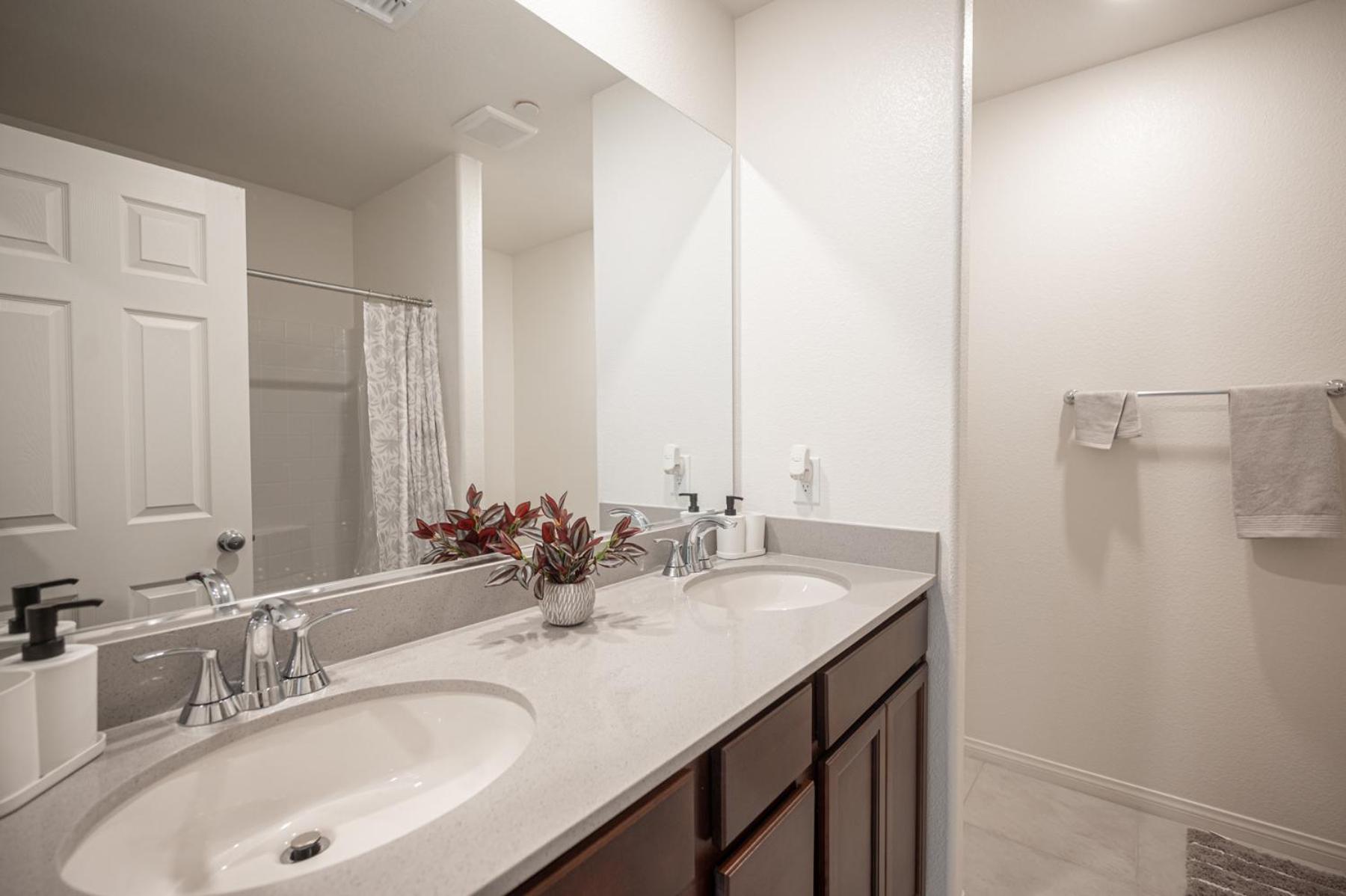 Beautiful Brand New 2 Bedroom Vegas Home! Fits 12 Or More,15-20 Minutes From Lv Strip Las Vegas