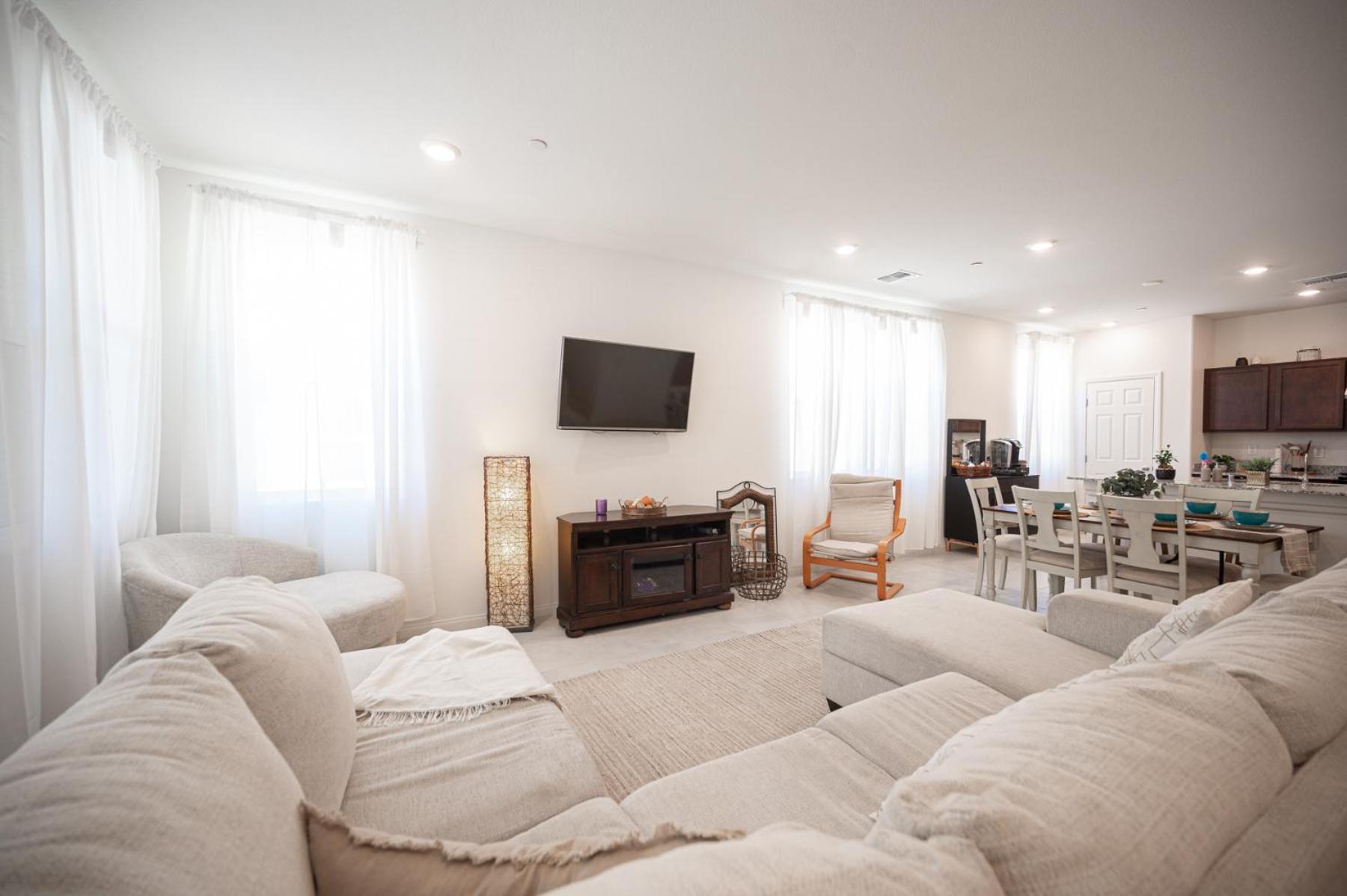 Beautiful Brand New 2 Bedroom Vegas Home! Fits 12 Or More,15-20 Minutes From Lv Strip *