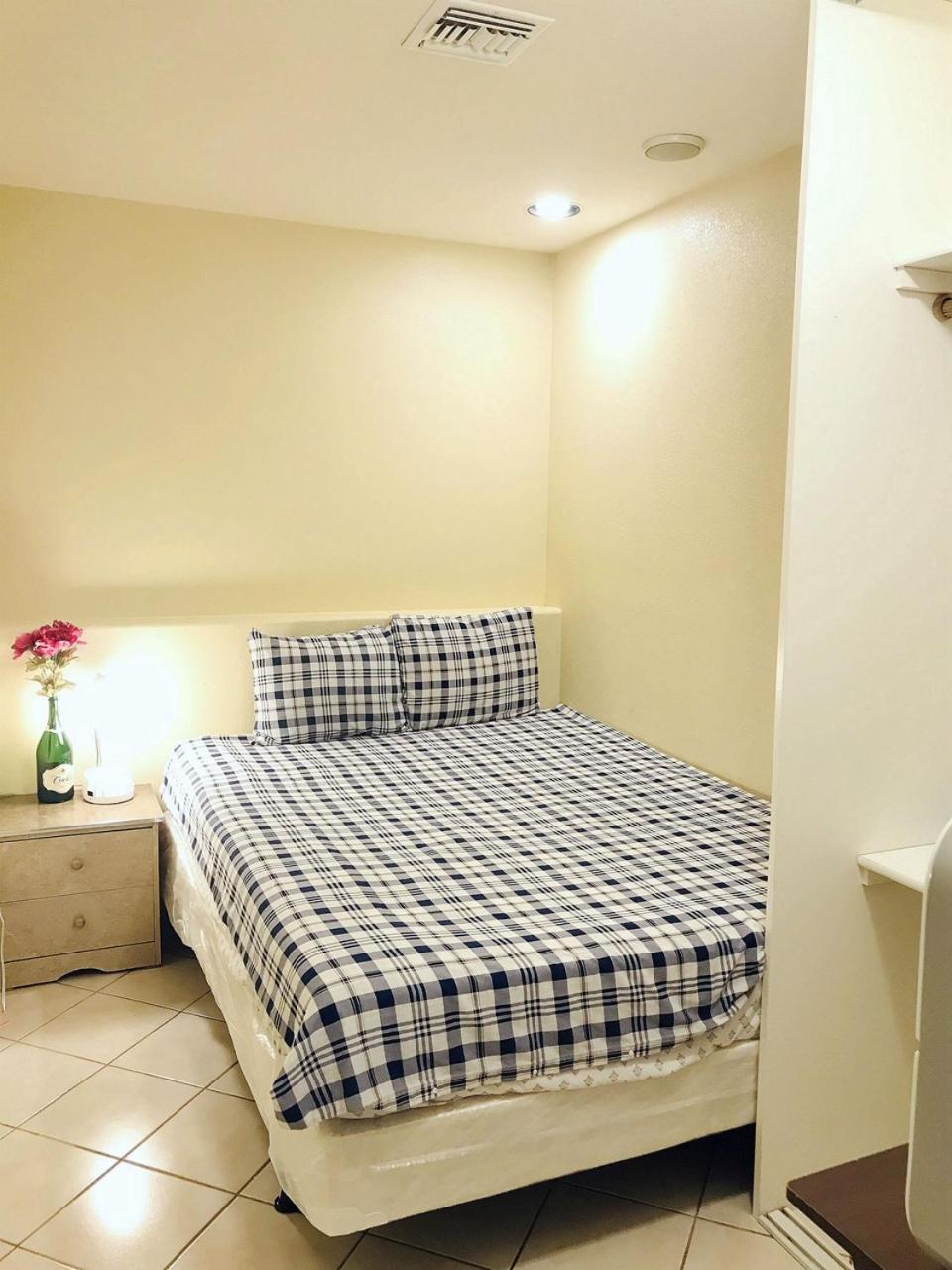 New Bedroom Queen Size Bed At Vegas For Rent-2 Homestay