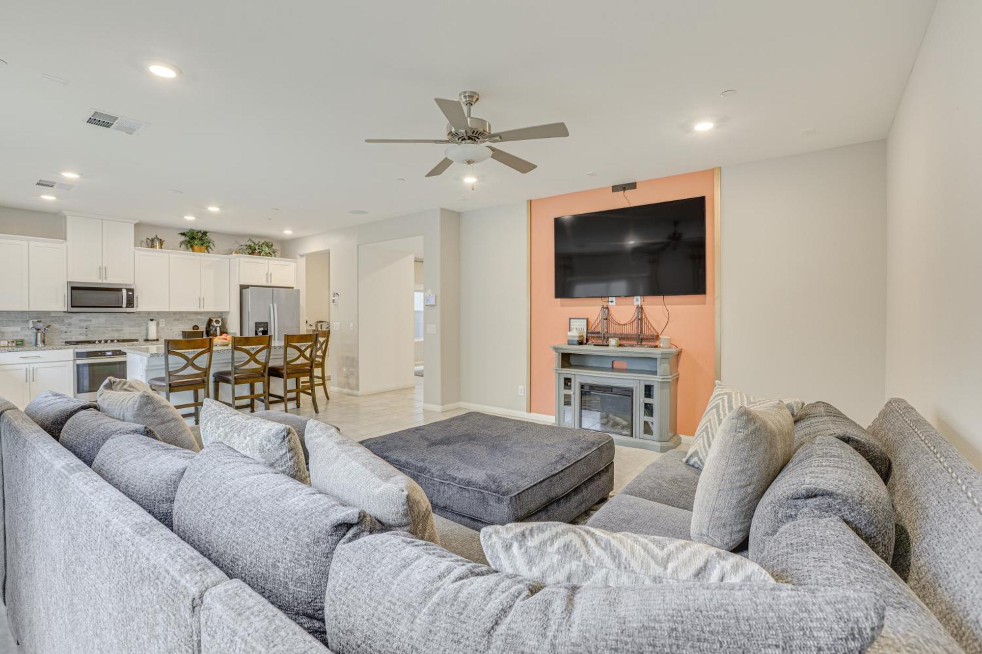 Spacious Vegas With Patio, 17 Mi To Strip! Holiday home