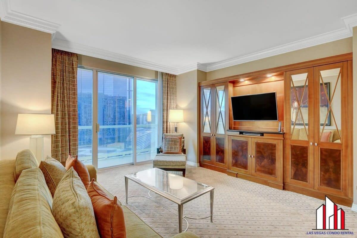 Mgm Signature-18-701 1br2ba Strip View Balcony
