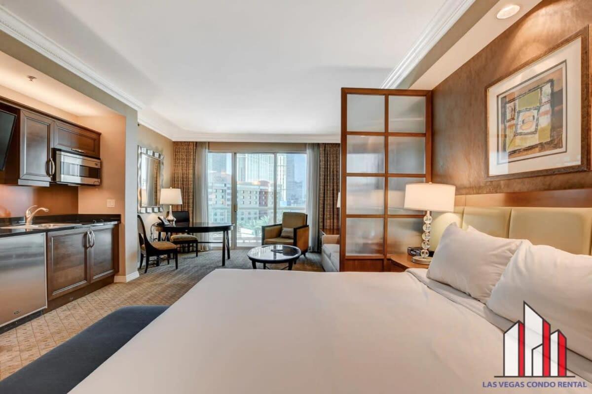 Mgm Signature-04-707 Strip View Balcony *