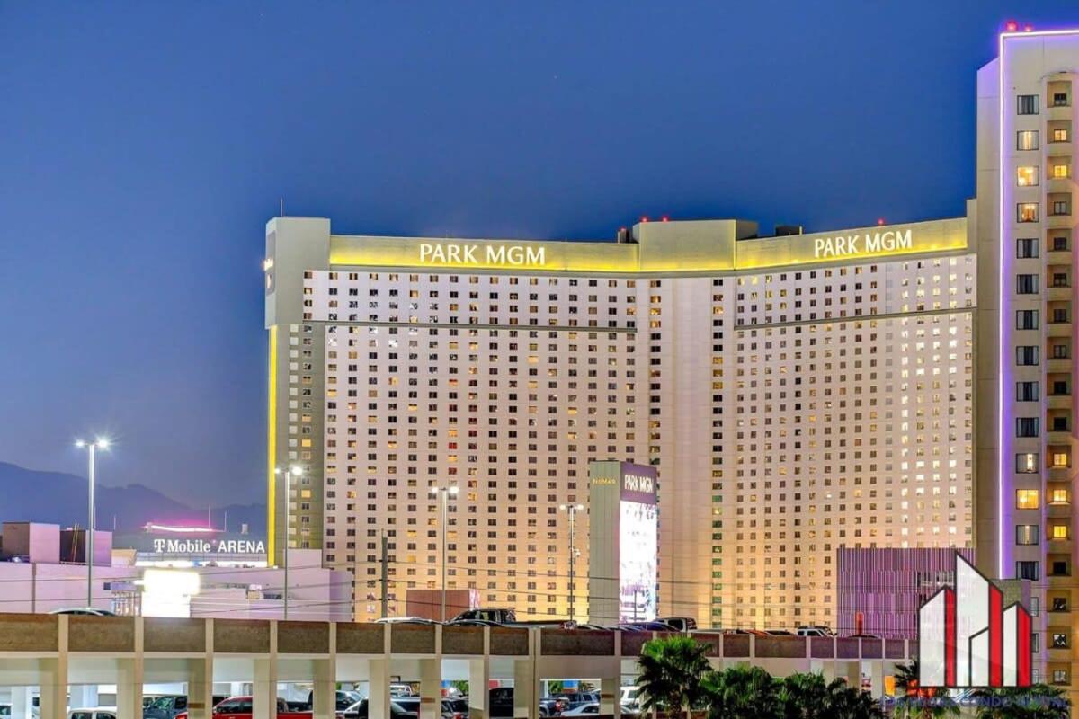 Mgm Signature-04-707 Strip View Balcony *
