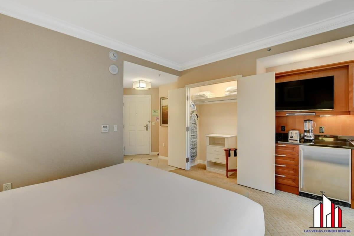 Mgm Signature-18-703 Strip View Jacuzzi