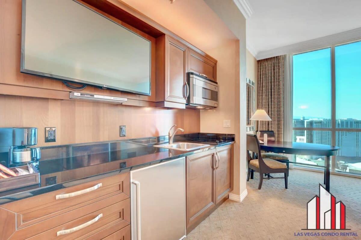 Mgm Signature-36-603 Strip View Jacuzzi