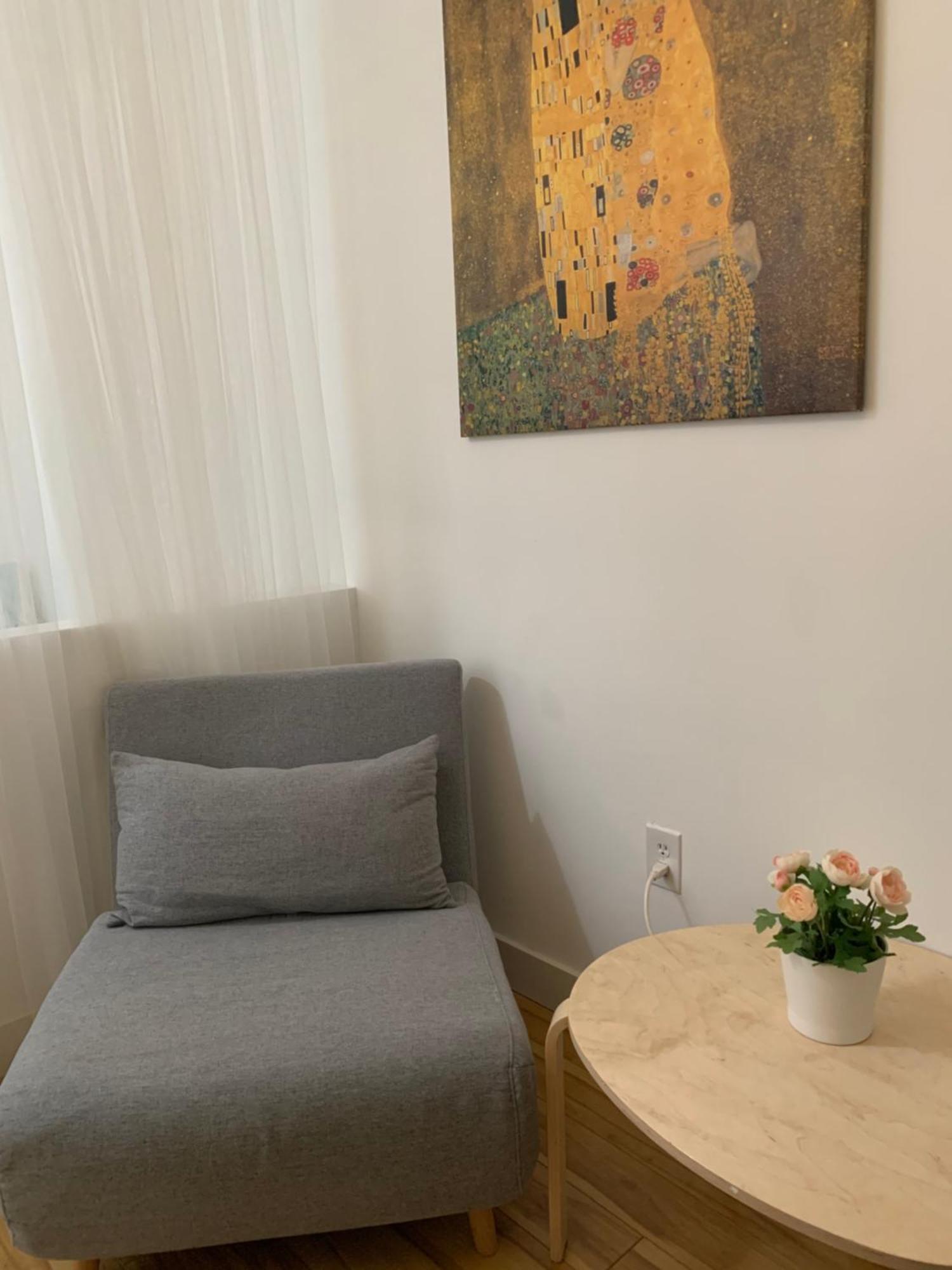 Hummingbird's Retreat-one Bedroom-private Bath-private Entry Door Homestay Las Vegas