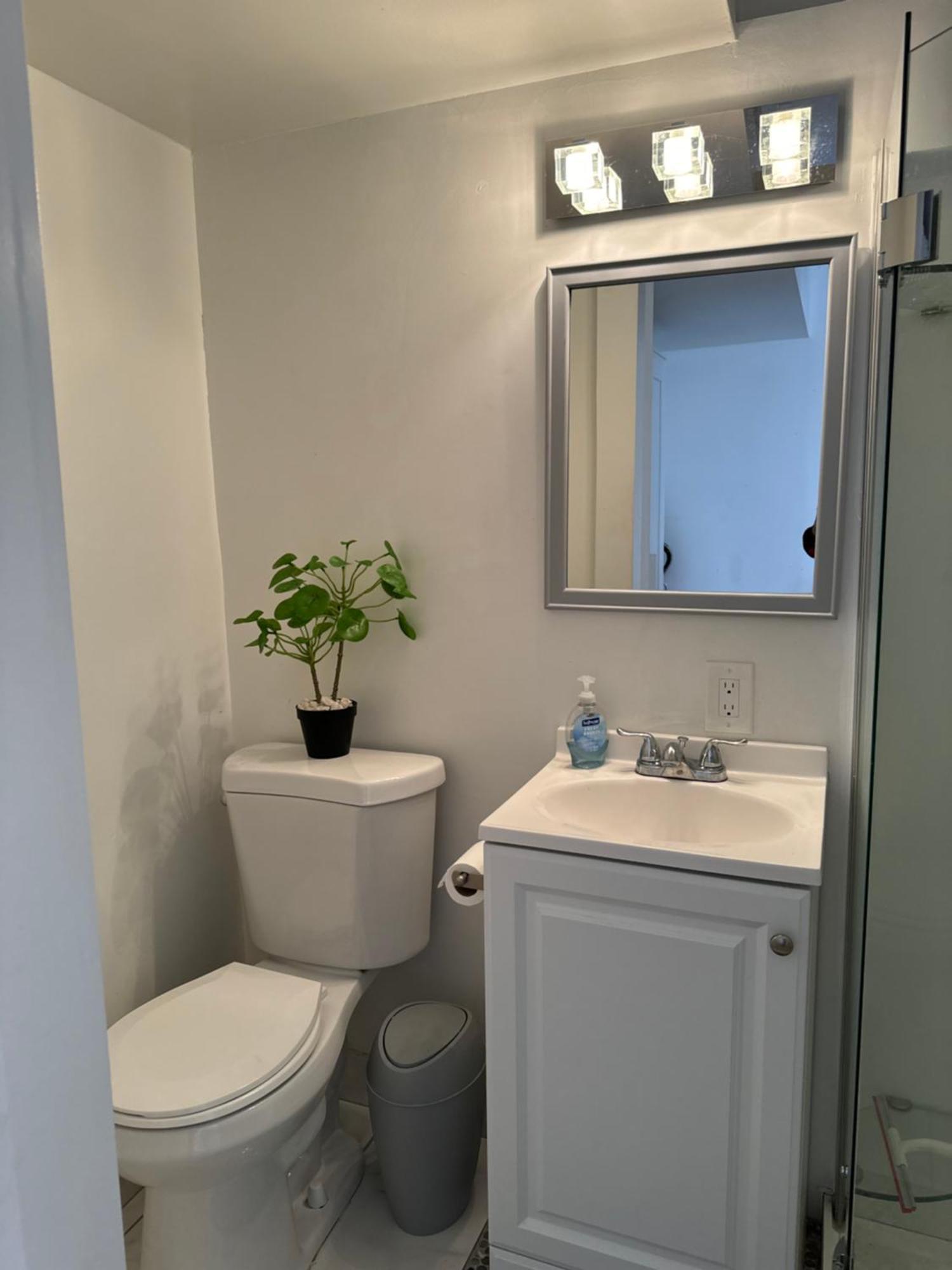 Hummingbird's Retreat-one Bedroom-private Bath-private Entry Door Homestay Las Vegas