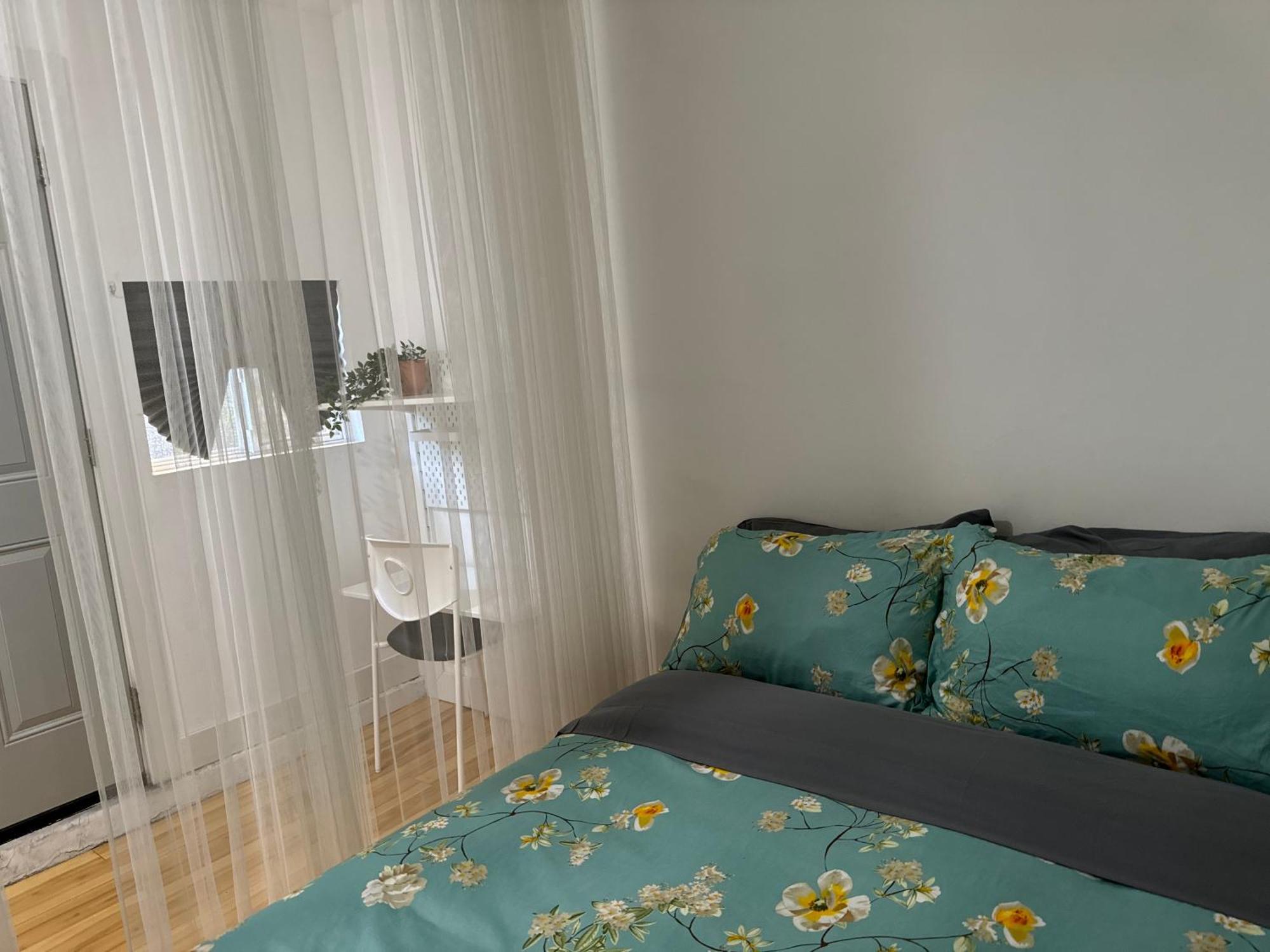 Hummingbird's Retreat-one Bedroom-private Bath-private Entry Door Homestay Las Vegas