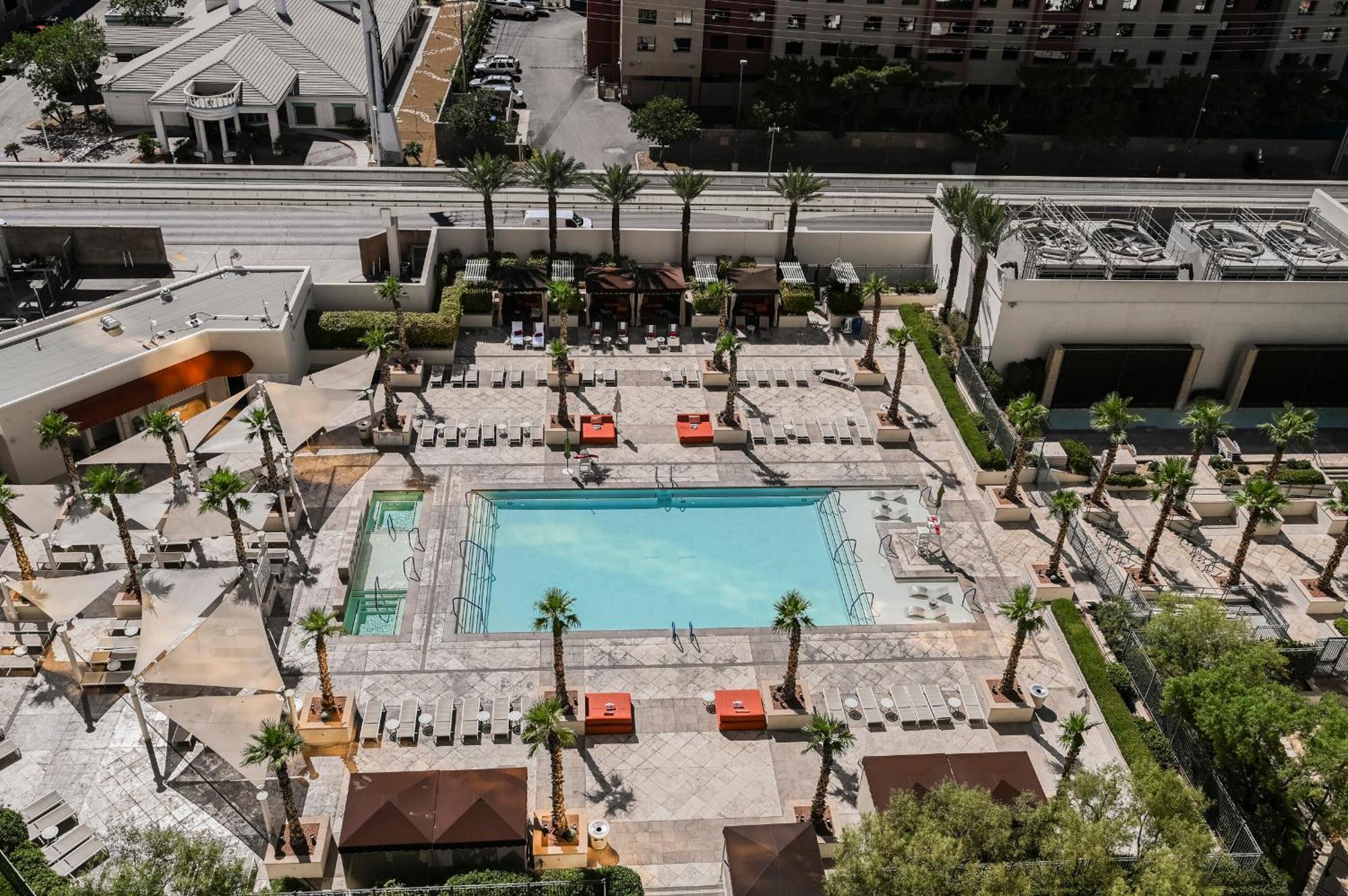 Stripviewsuites At Signature