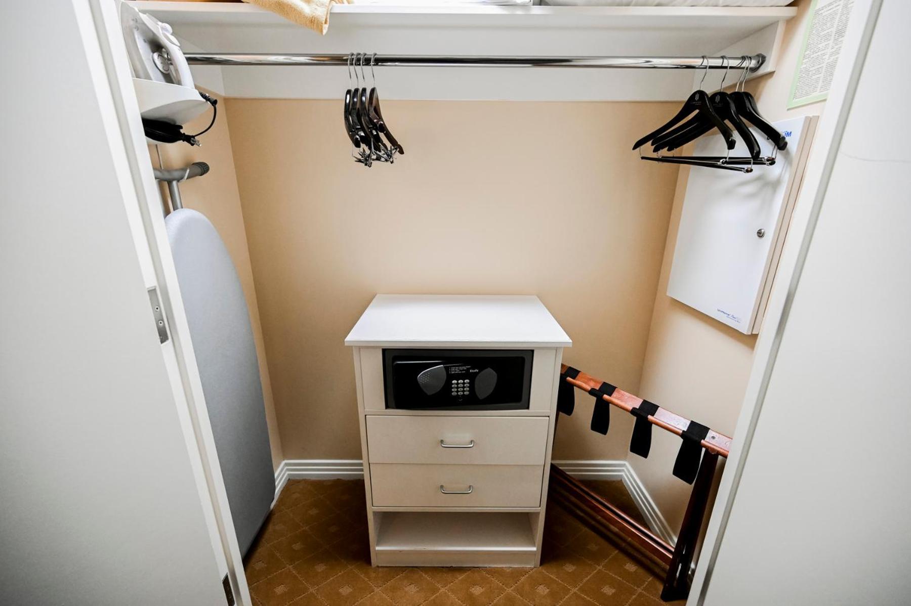 Stripviewsuites At Signature 3*