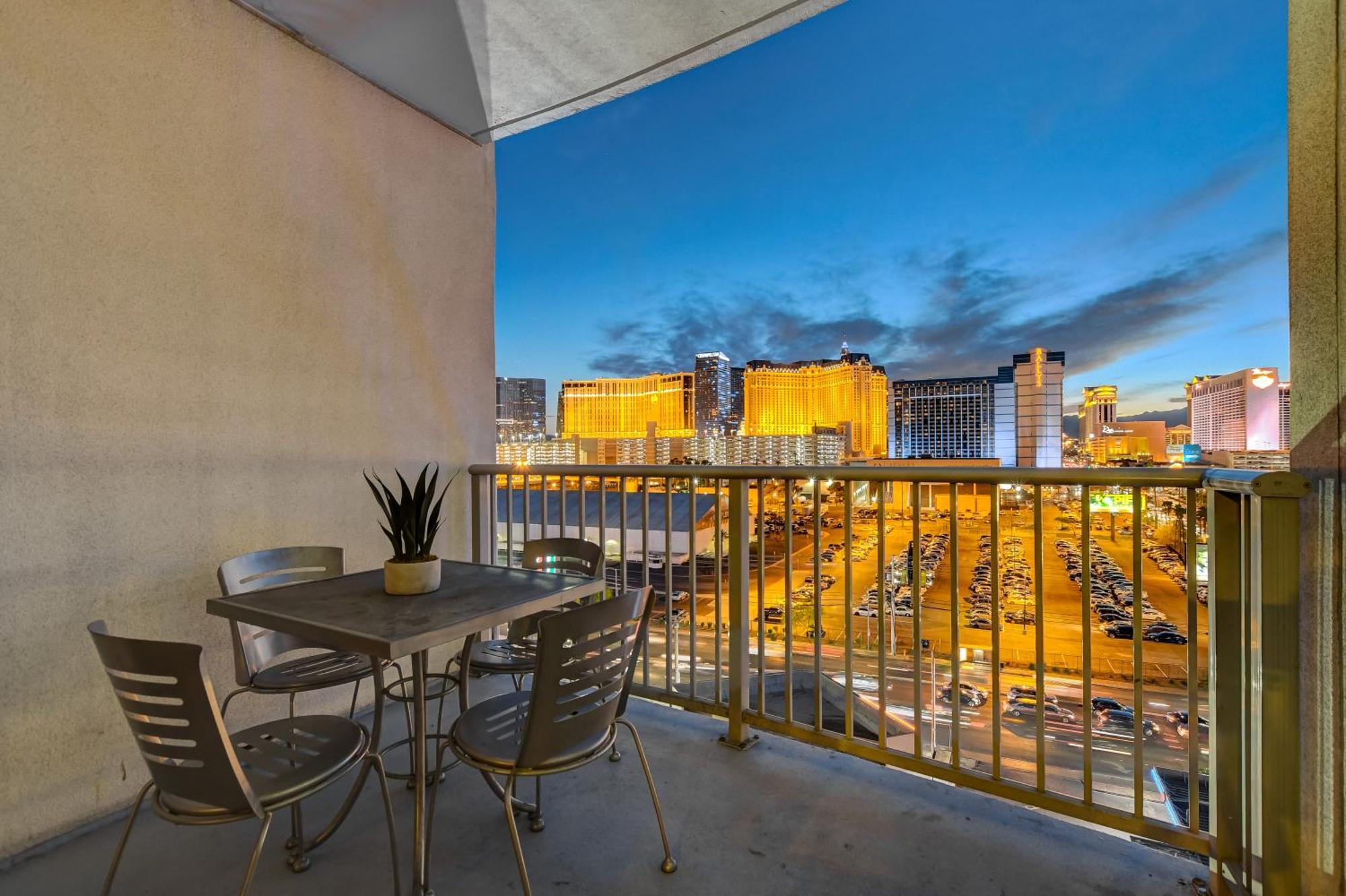 Ultimate Vegas Getaway One Bedroom With Balcony, Kitchen, Gym, Pool & Free Parking Aparthotel *
