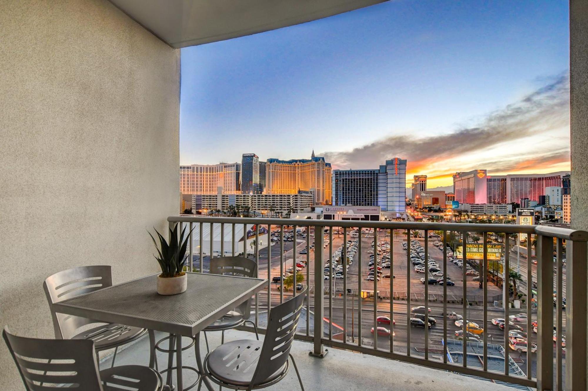 Ultimate Vegas Getaway One Bedroom With Balcony, Kitchen, Gym, Pool & Free Parking Aparthotel
