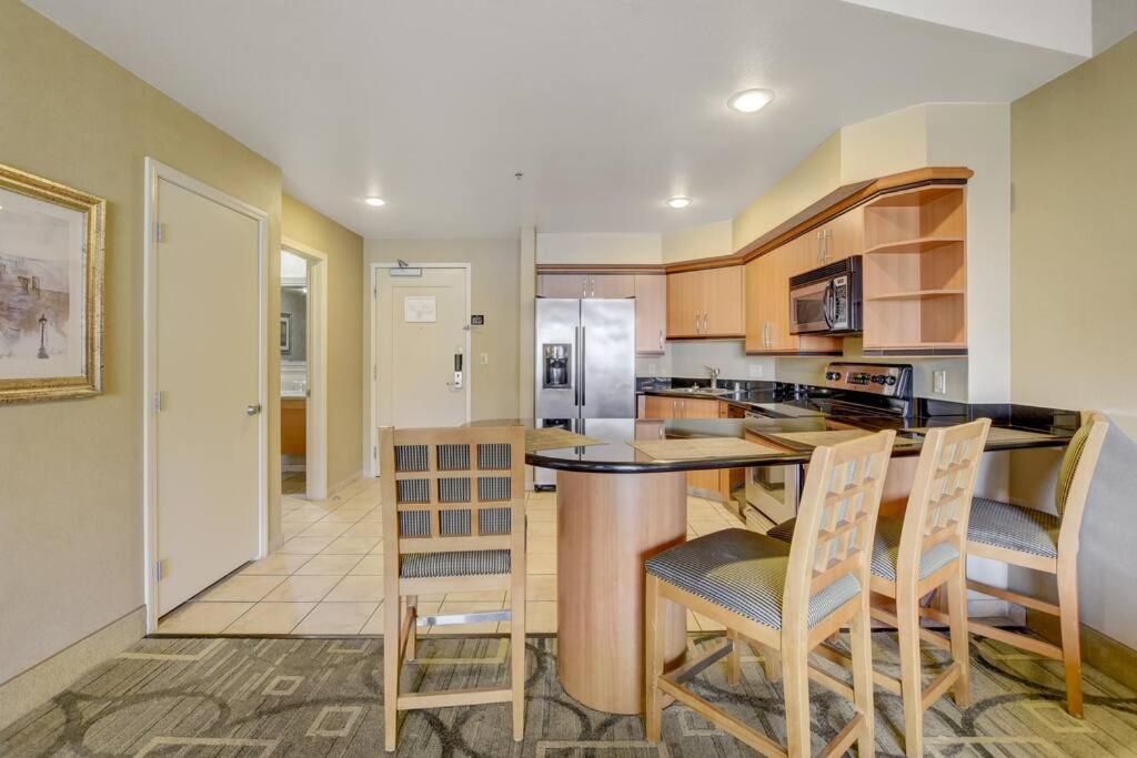 Ultimate Vegas Getaway One Bedroom With Balcony, Kitchen, Gym, Pool & Free Parking Aparthotel *