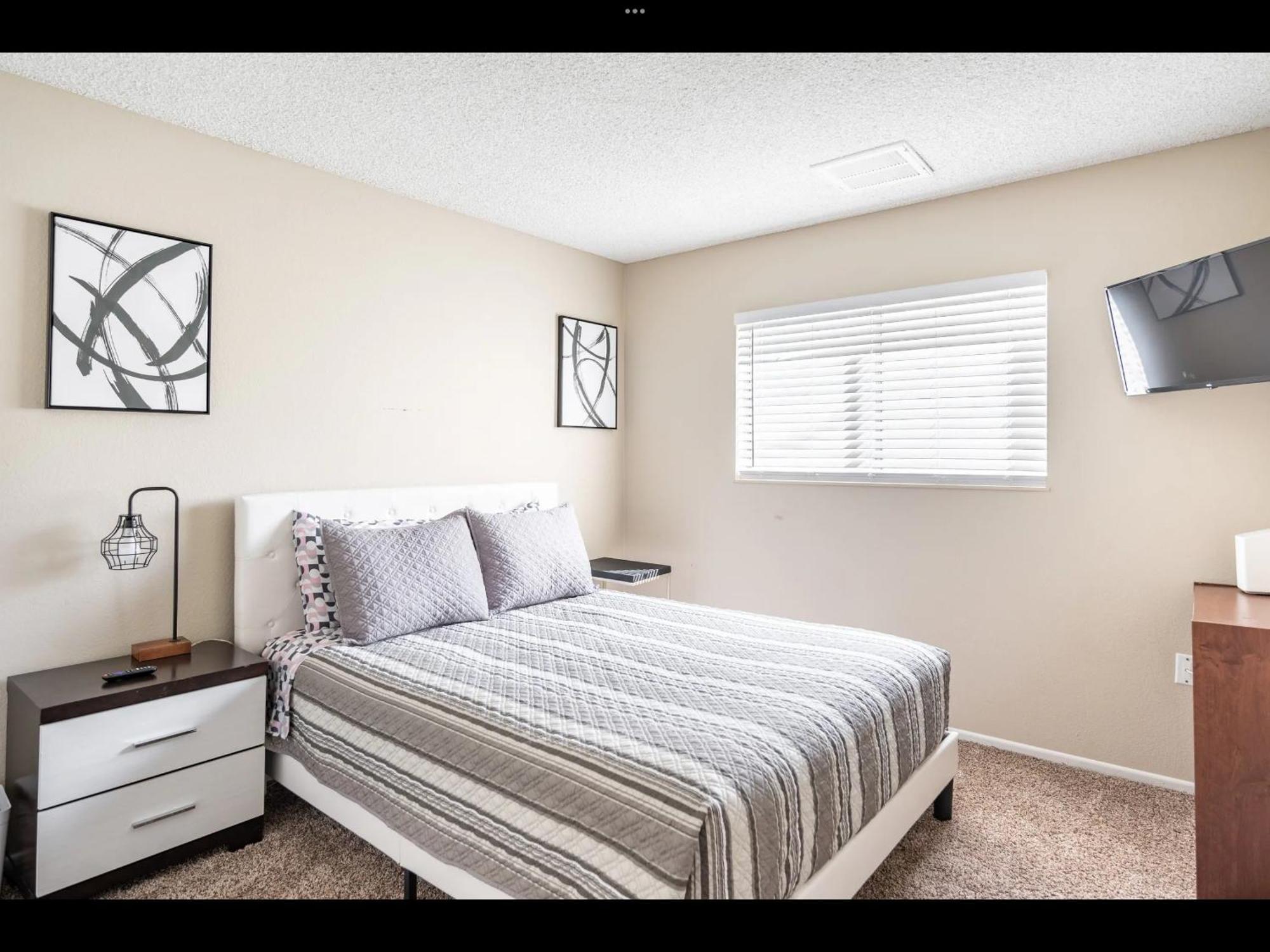 Holiday home 4 Bed 2 Bath Reno With Private Pool *