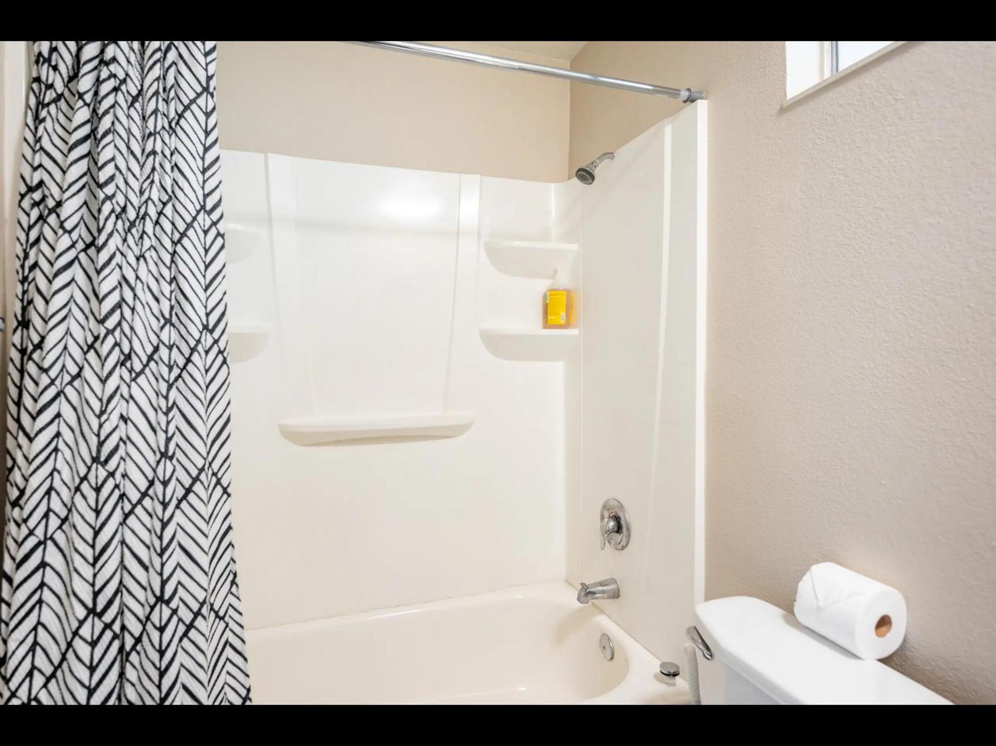 Holiday home 4 Bed 2 Bath Reno With Private Pool