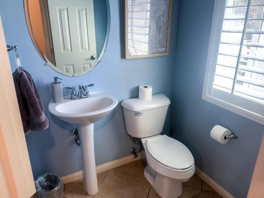 Spacious 4-bed Family Retreat Wifi & Parking Las Vegas