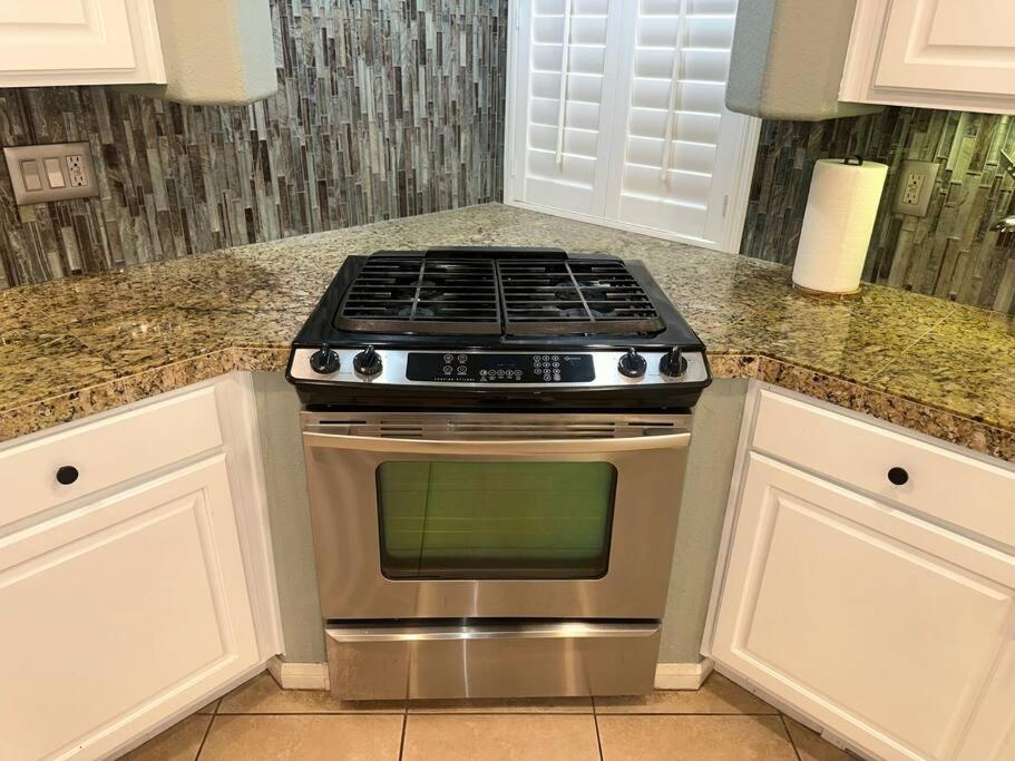 Spacious 4-bed Family Retreat Wifi & Parking Holiday home Las Vegas
