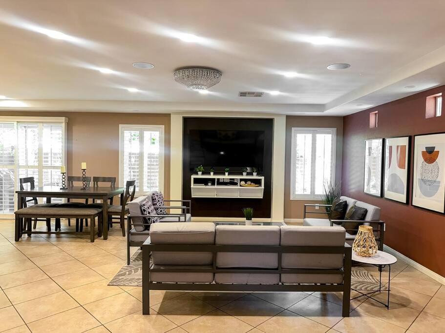 Spacious 4-bed Family Retreat Wifi & Parking *
