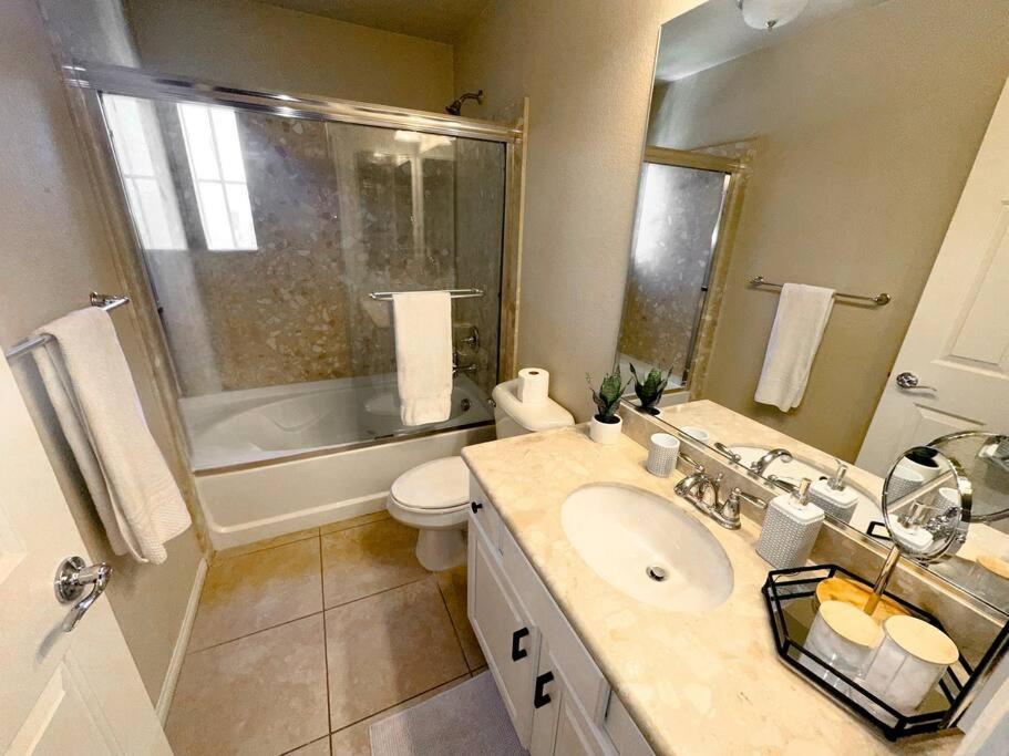 Spacious 4-bed Family Retreat Wifi & Parking * Las Vegas