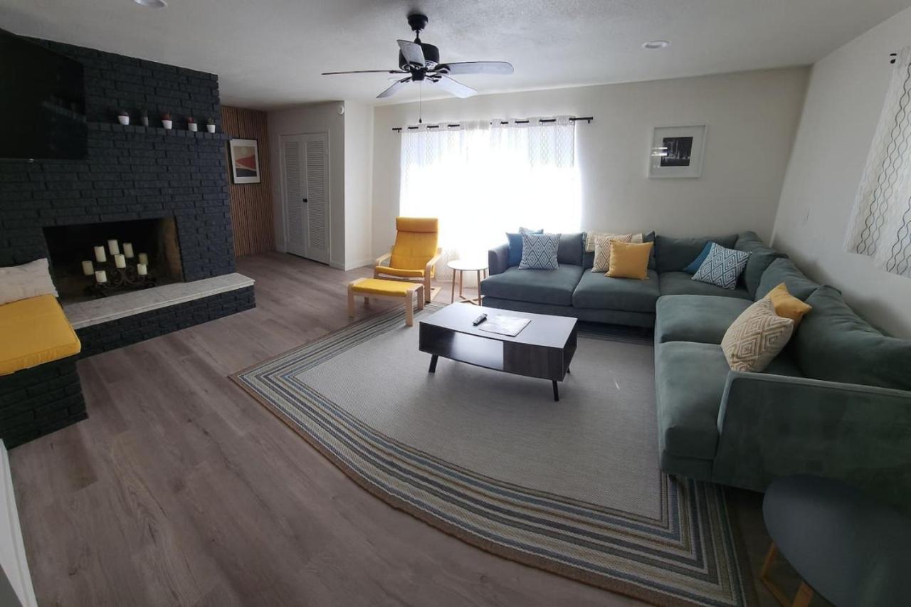Mid-century Rural Ranch House Minutes To The Strip Holiday home *
