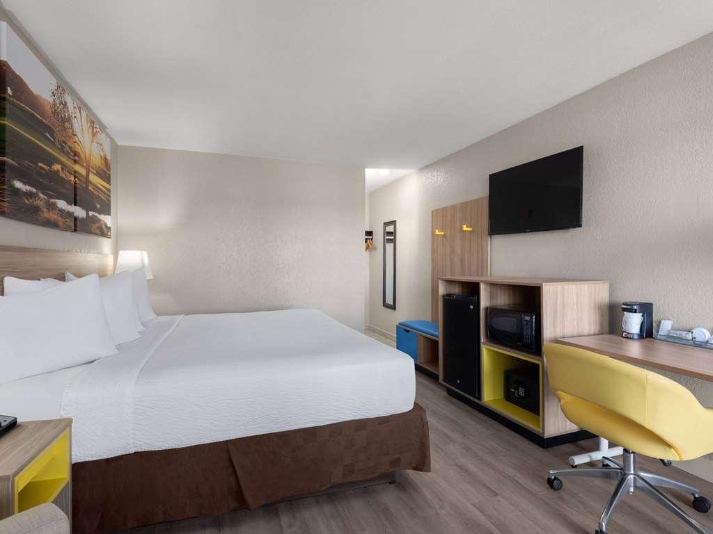 Days Vegas Airport Hotel *