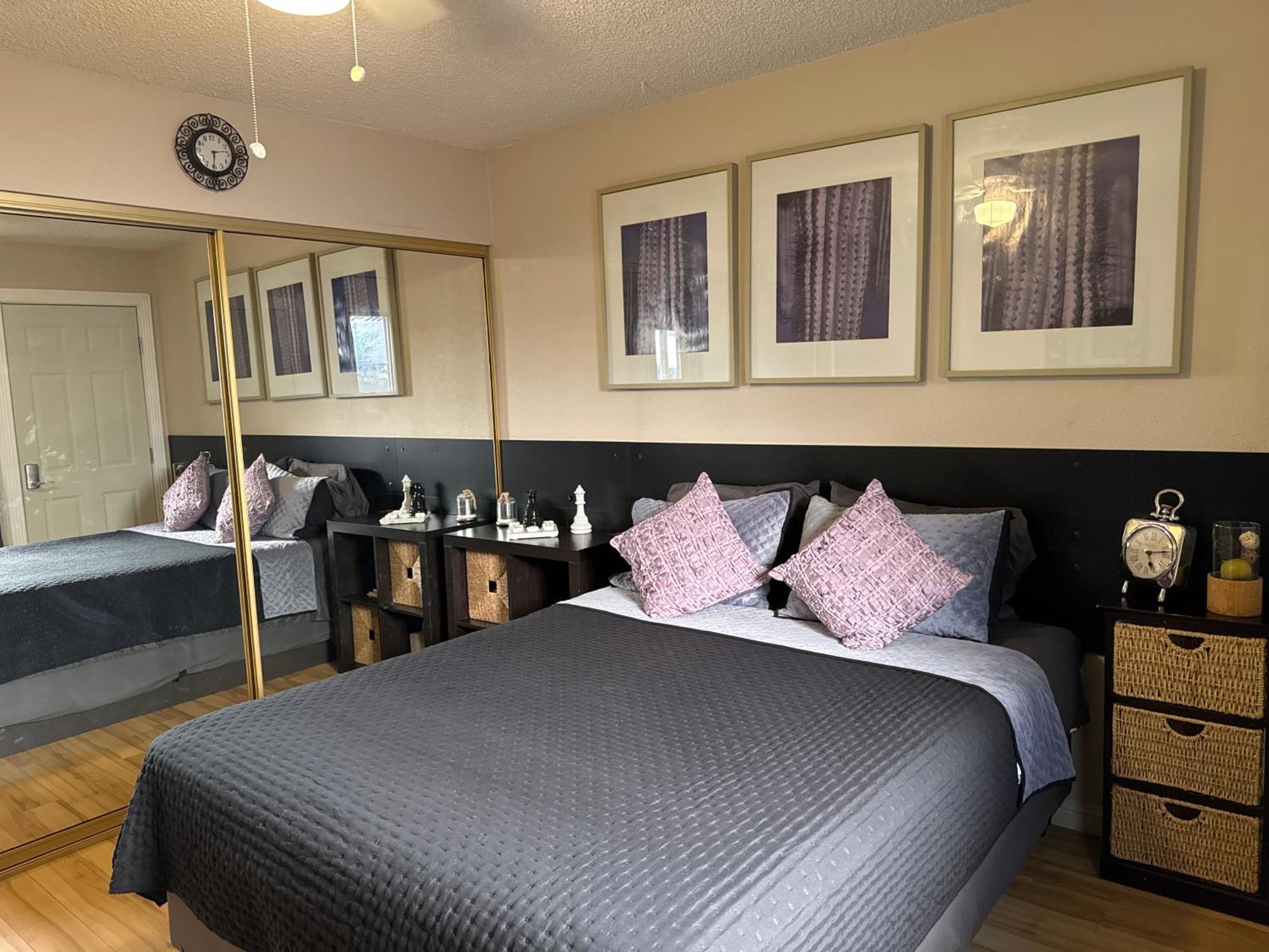 Le Noir, A Private Bedroom With A Private Entrance - Shared Bathroom * Las Vegas