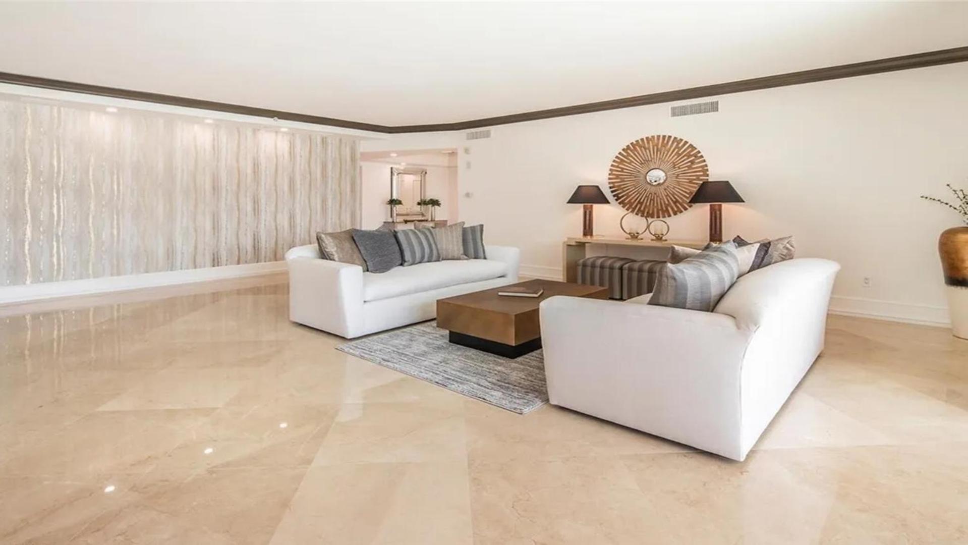 Stunning Four Bedroom Fully Professionally Remodeled Apartamento