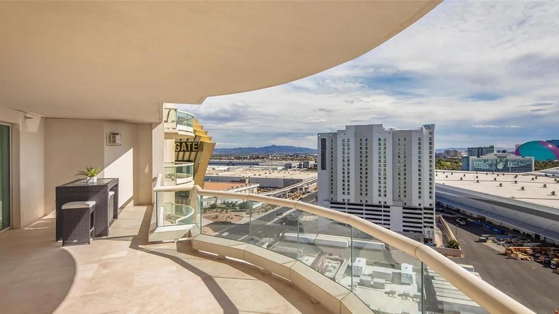 Stunning Four Bedroom Fully Professionally Remodeled *