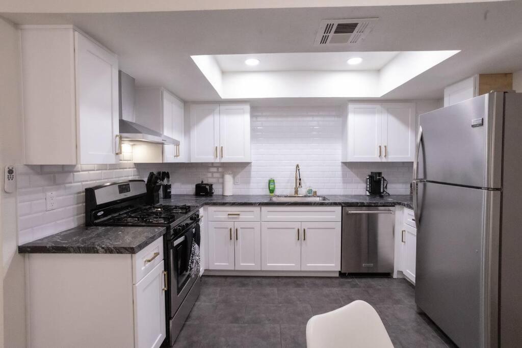 2 Bedroom Close To Vegas Strip Apartment