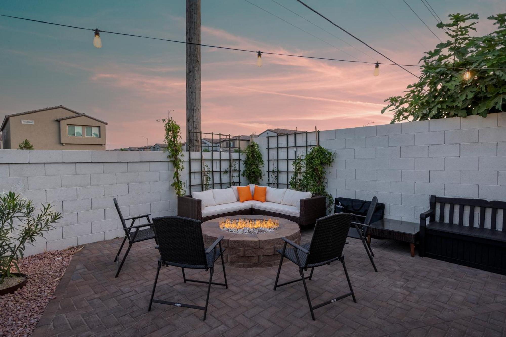 Villa 8br 5ba Superhero Retreat-king Beds, Bbq, Hammock, Firepit, Minigolf, Workspace