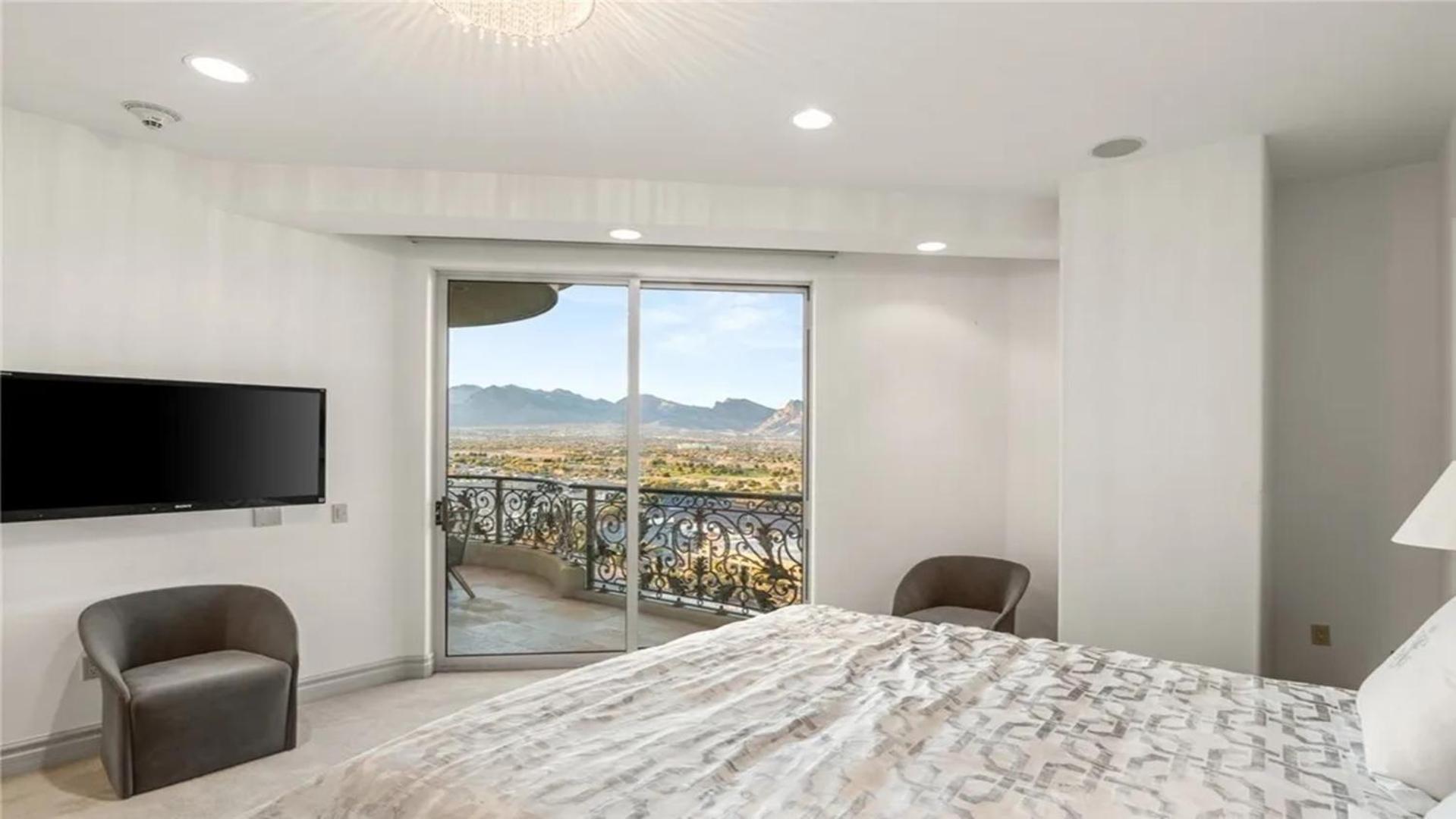 Three Bedroom Luxury With Private Express Elevator Apartment *