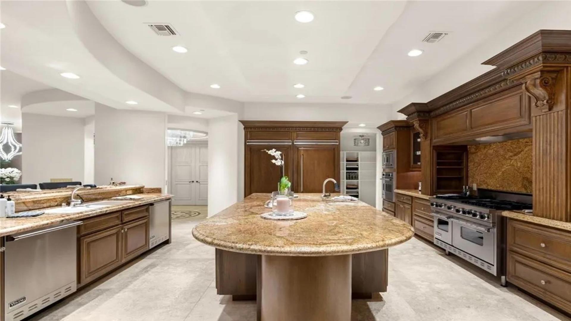 Three Bedroom Luxury With Private Express Elevator Apartment