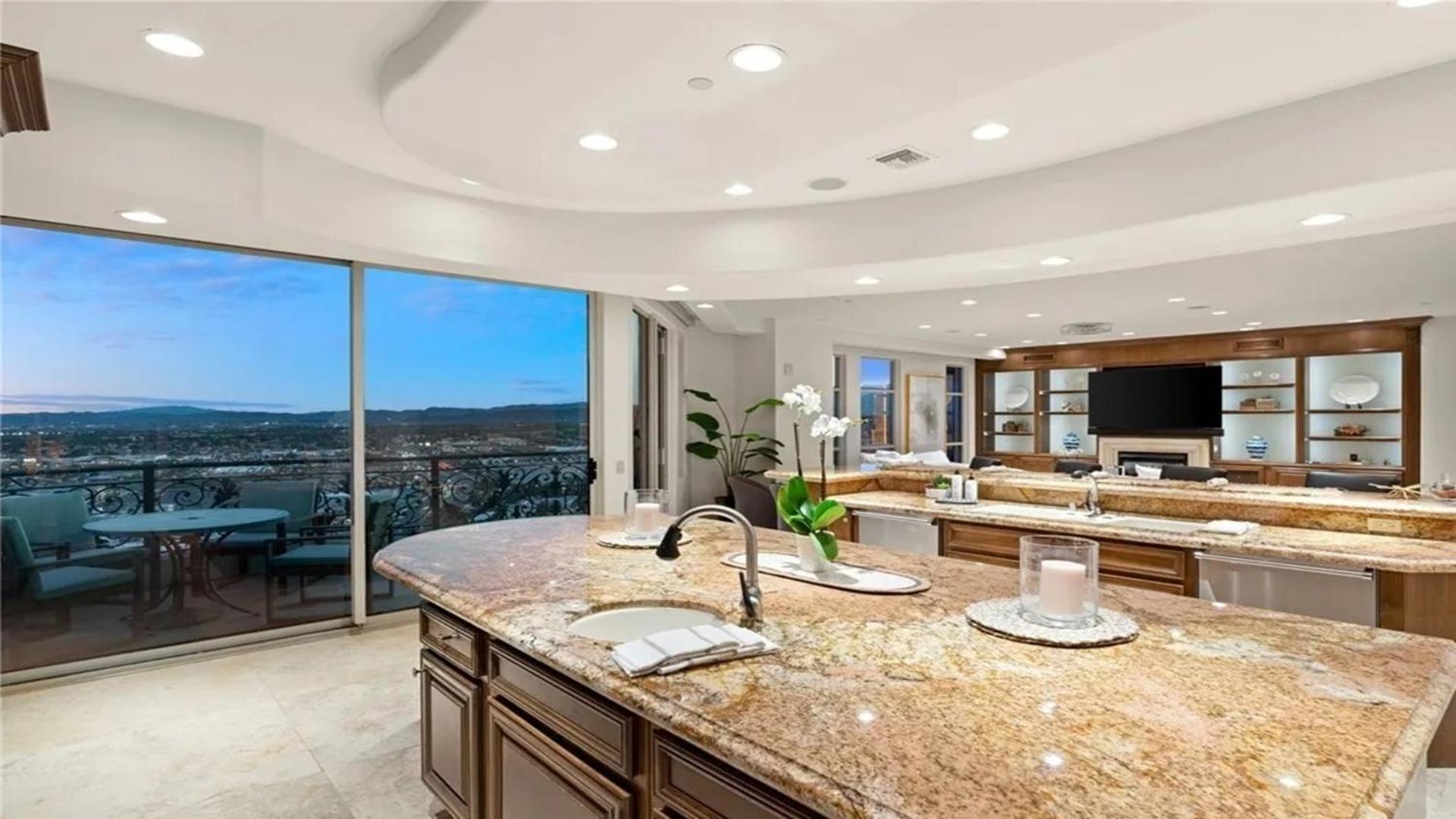 Apartment Three Bedroom Luxury With Private Express Elevator *