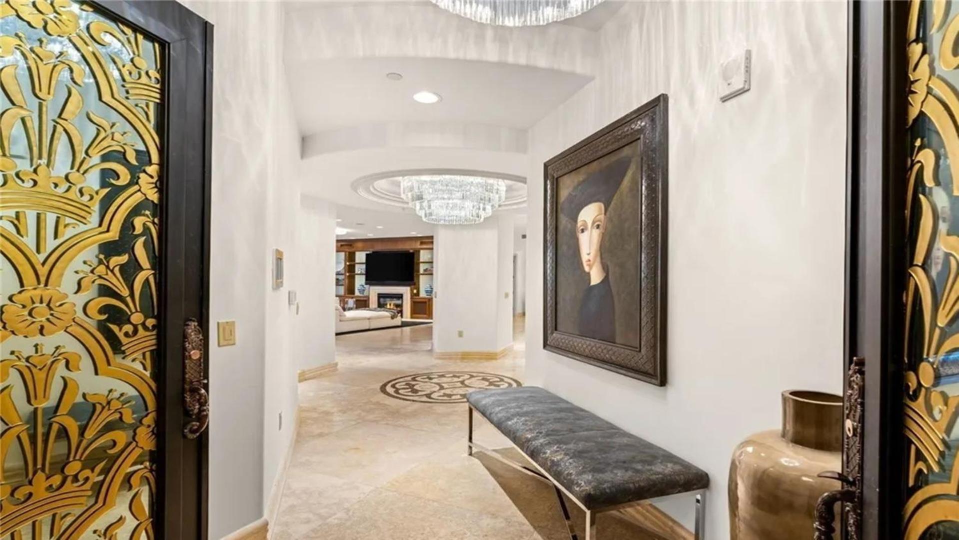 Three Bedroom Luxury With Private Express Elevator Apartment