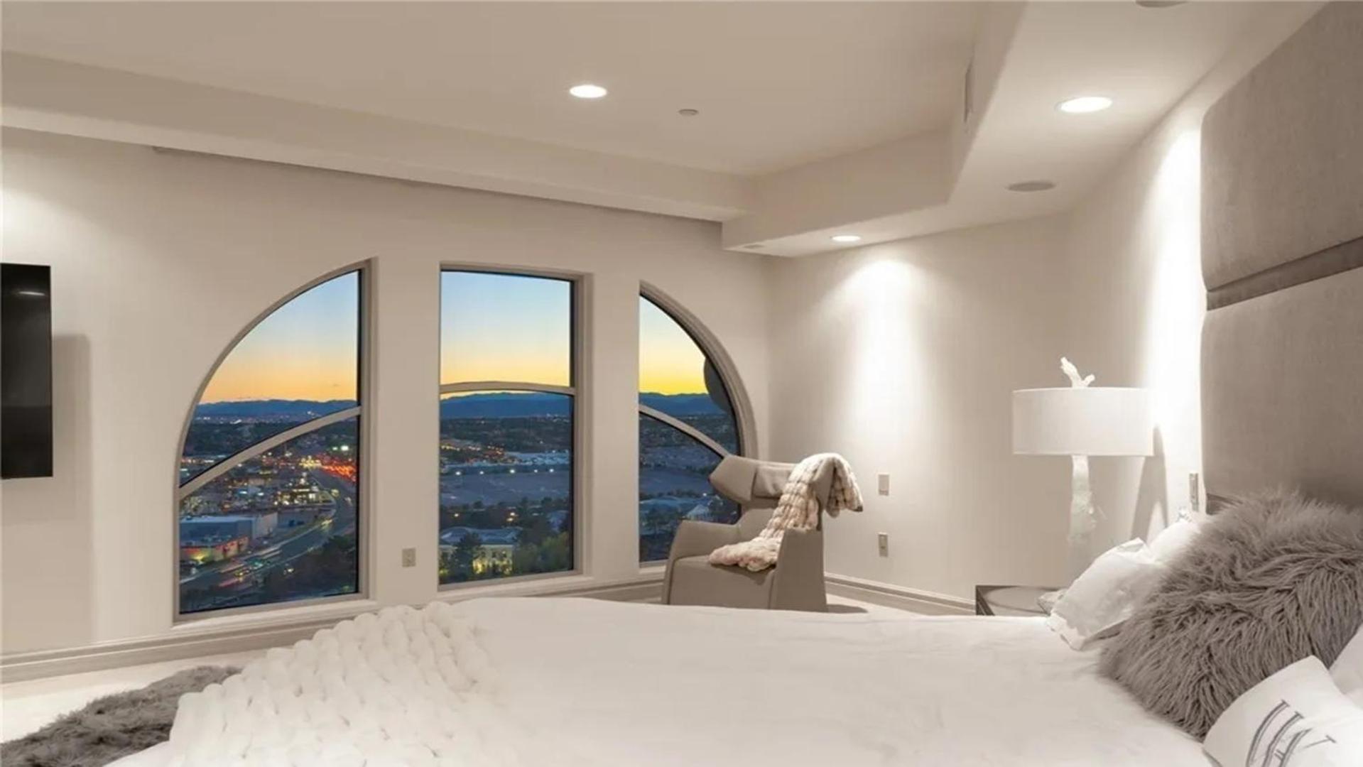 Three Bedroom Luxury With Private Express Elevator Apartment *