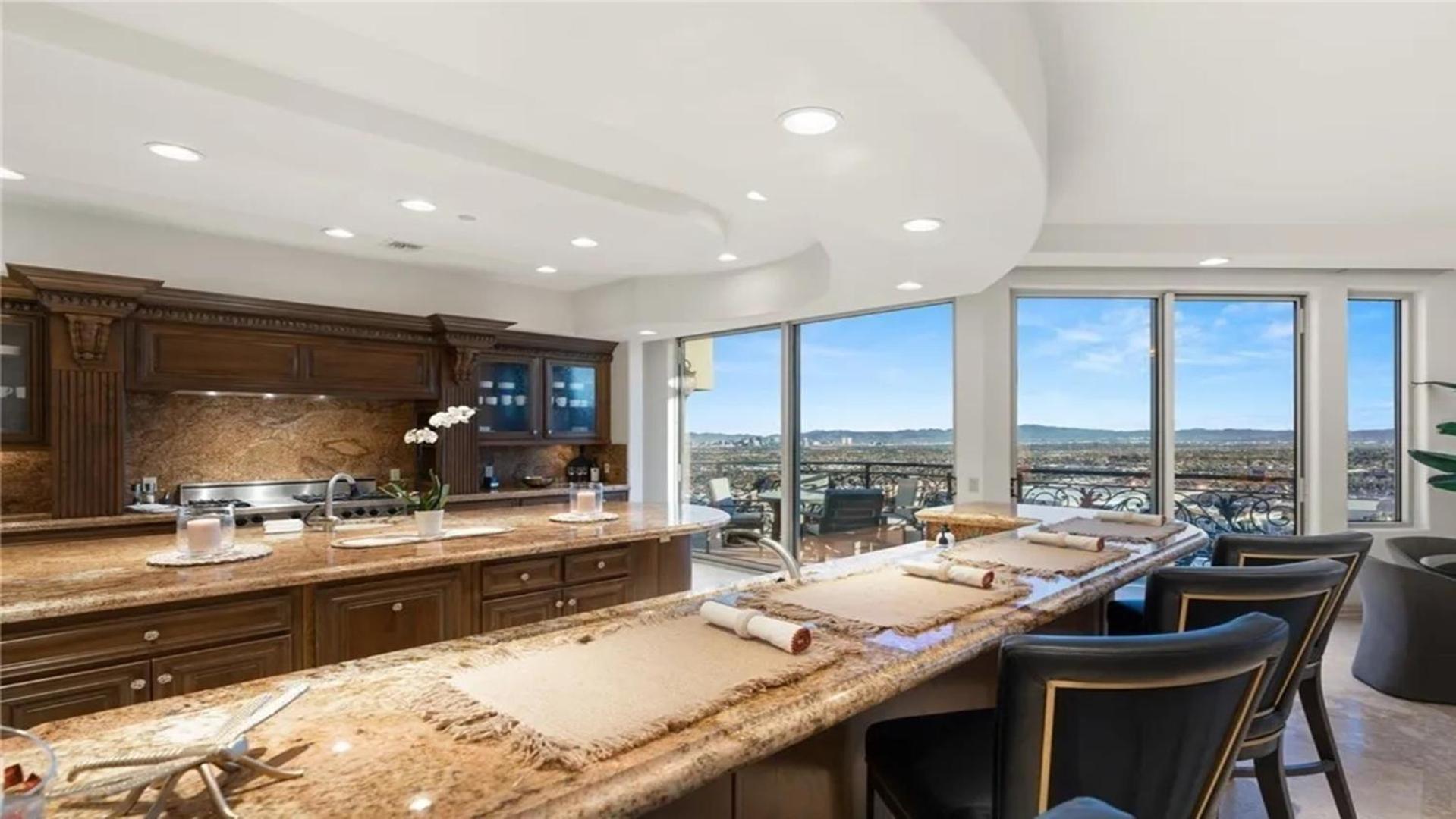 Apartment Three Bedroom Luxury With Private Express Elevator