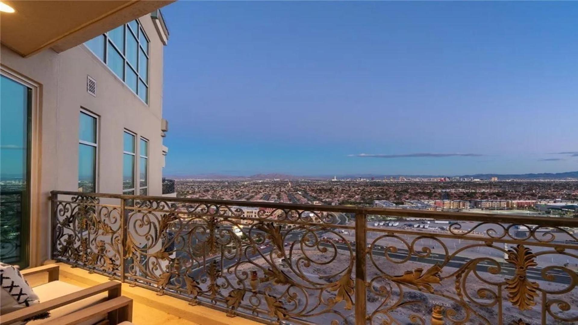 Three Bedroom Luxury With Private Express Elevator Apartment *