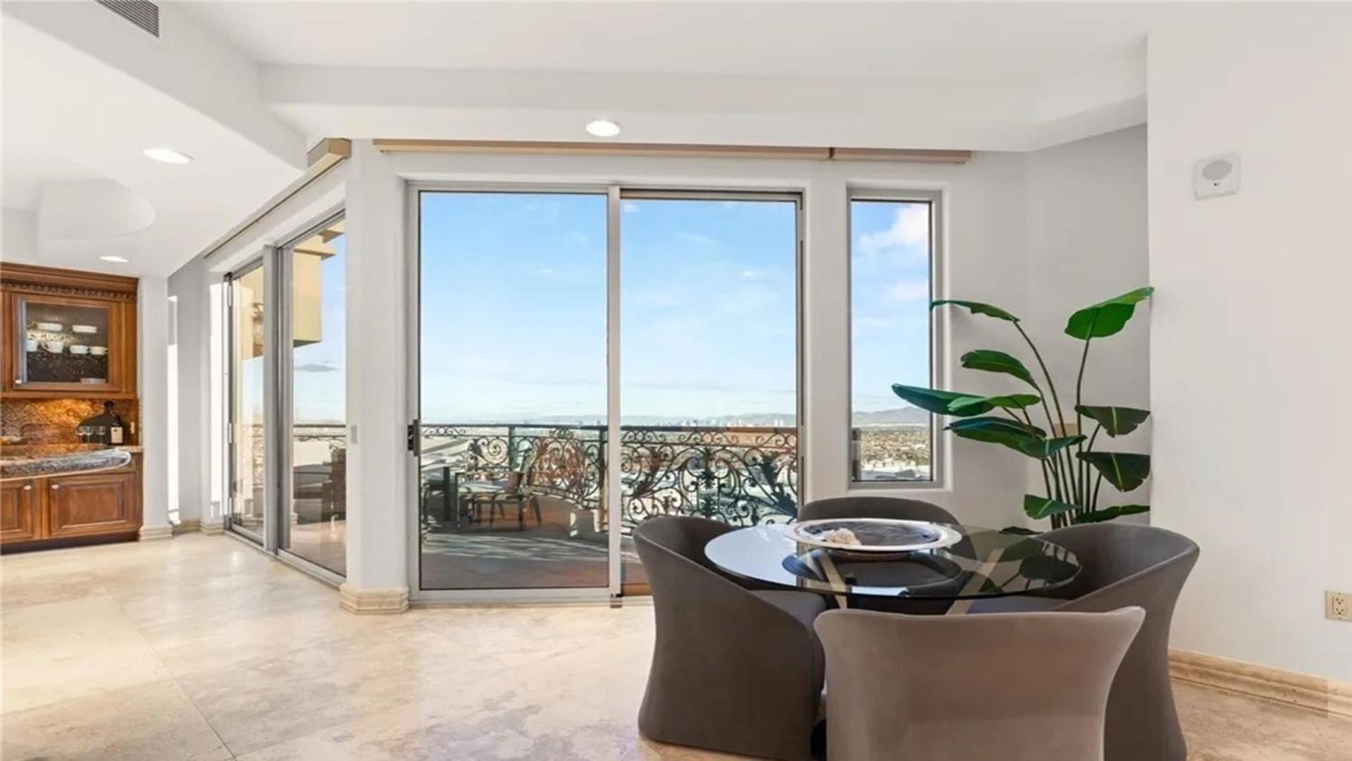 Apartment Three Bedroom Luxury With Private Express Elevator *