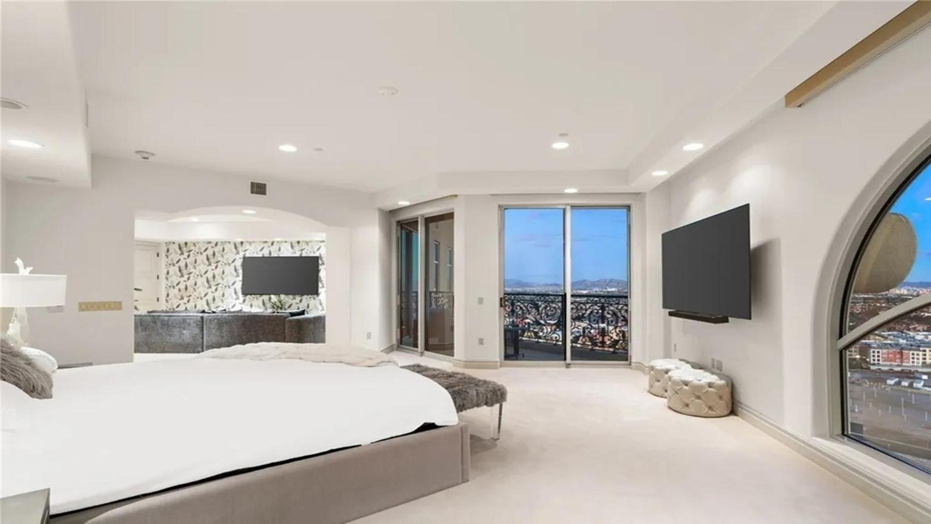 Three Bedroom Luxury With Private Express Elevator Apartment