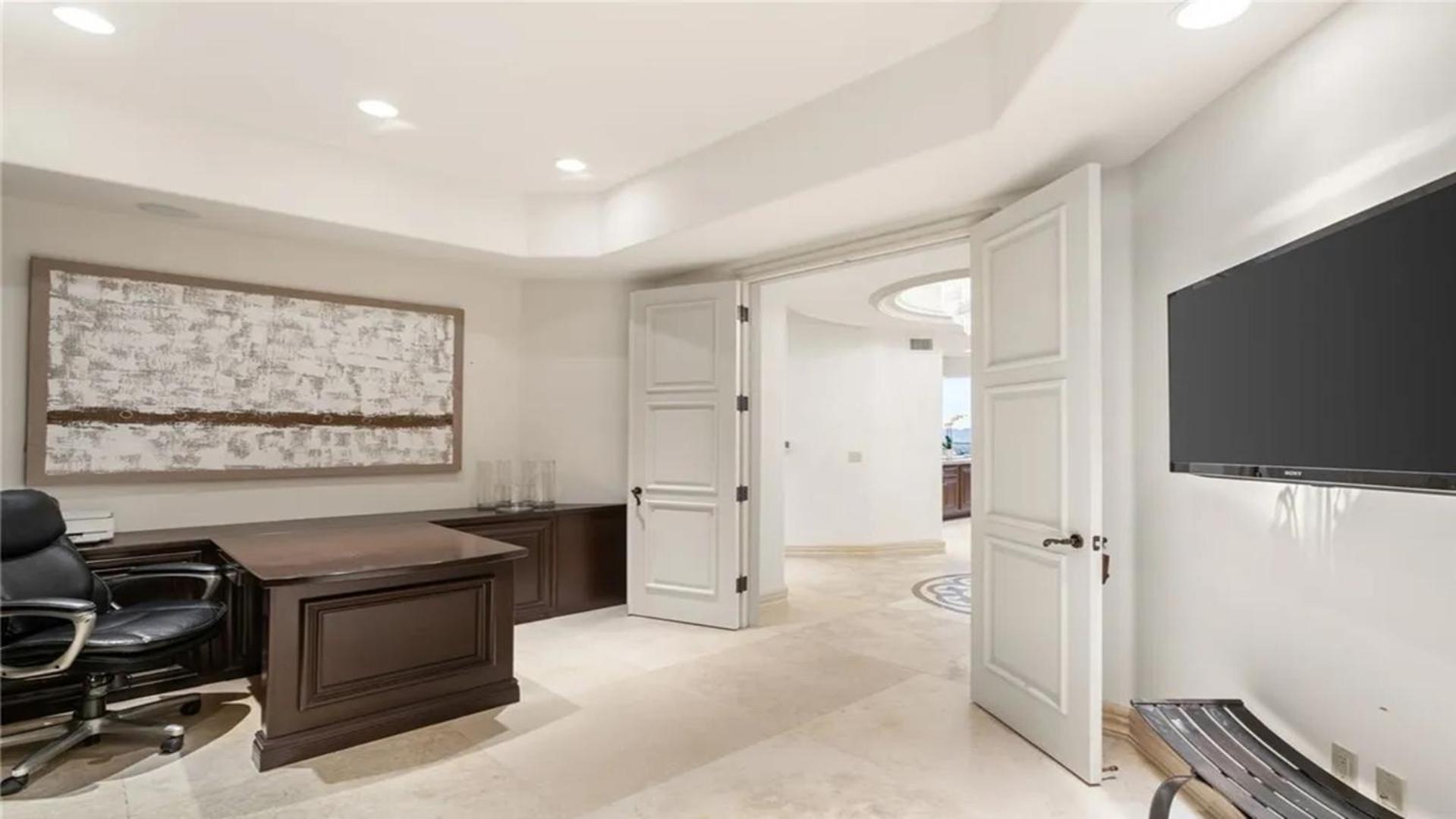 Three Bedroom Luxury With Private Express Elevator Apartment *
