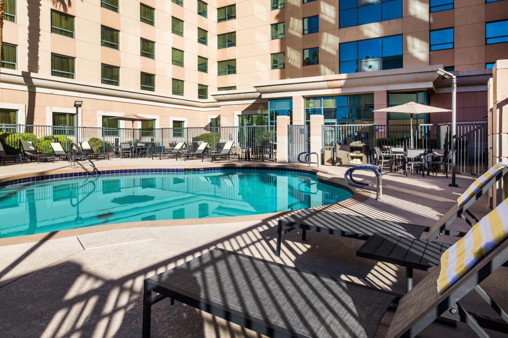 Hotel By Marriott Hughes Center 3*
