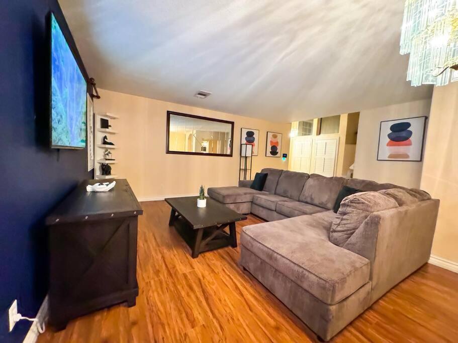 Spacious 4br Fam Retreat King Bed Wifi And Parking * Las Vegas