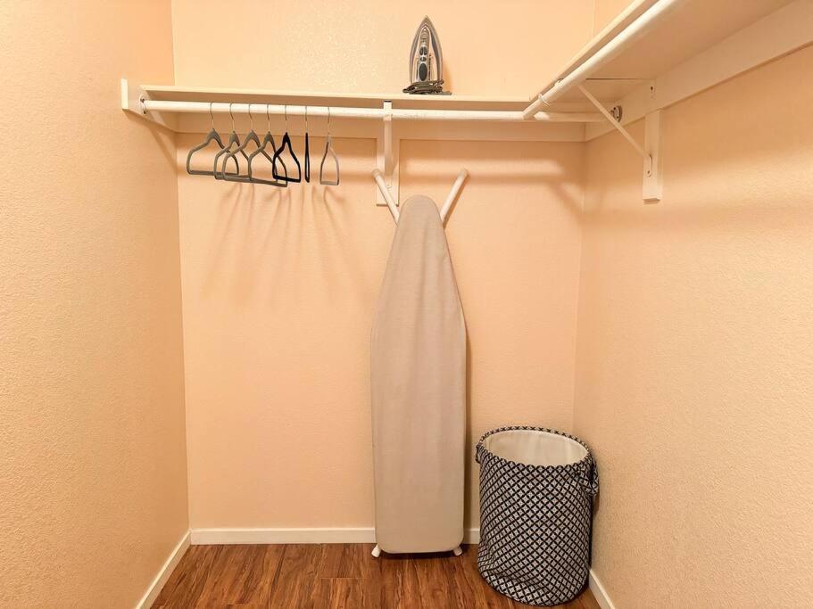 Spacious 4br Fam Retreat King Bed Wifi And Parking Сasa de vacaciones *