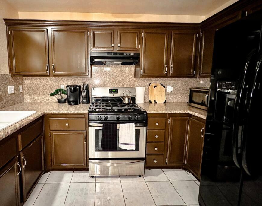 Spacious 4br Fam Retreat King Bed Wifi And Parking Сasa de vacaciones Las Vegas
