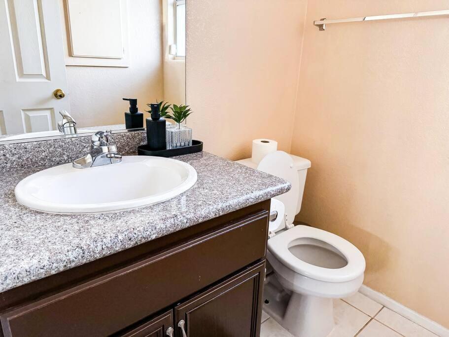 Spacious 4br Fam Retreat King Bed Wifi And Parking